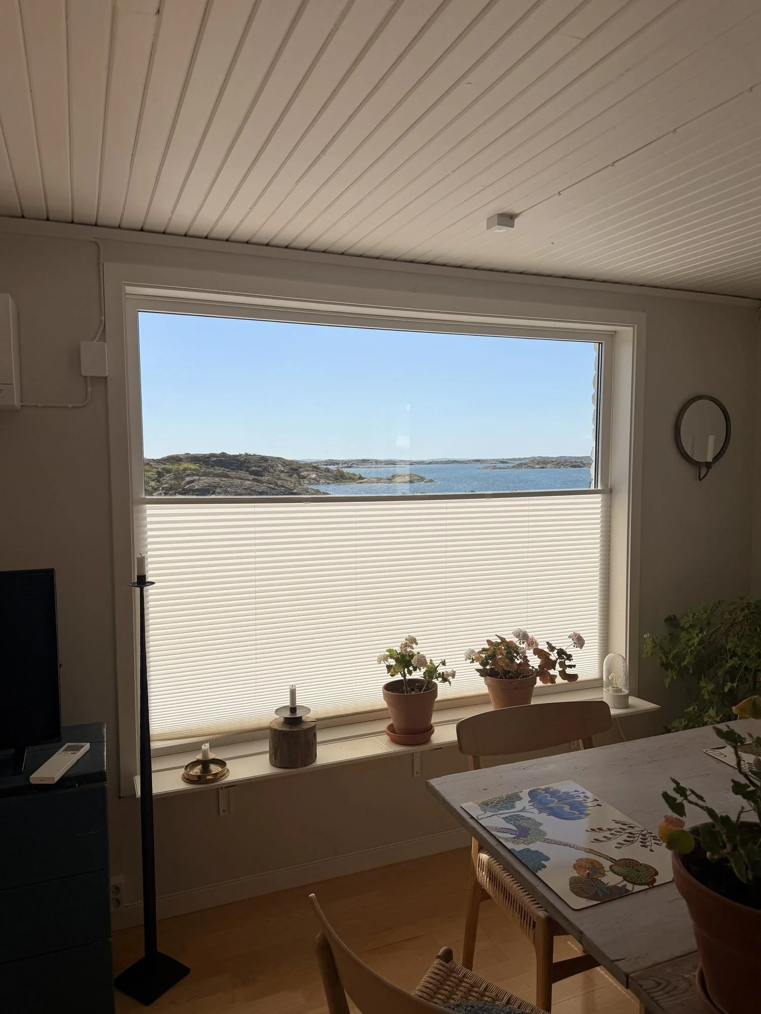 Plisségardin som dras nerifrån och upp i sommarhus med havsutsikt på Instön, Kungälv