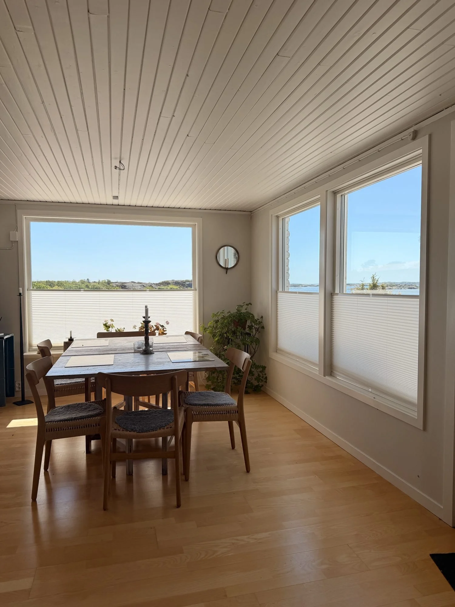 Plisségardiner vid matplatsen i ett sommarhus på Instön, Kungälv
