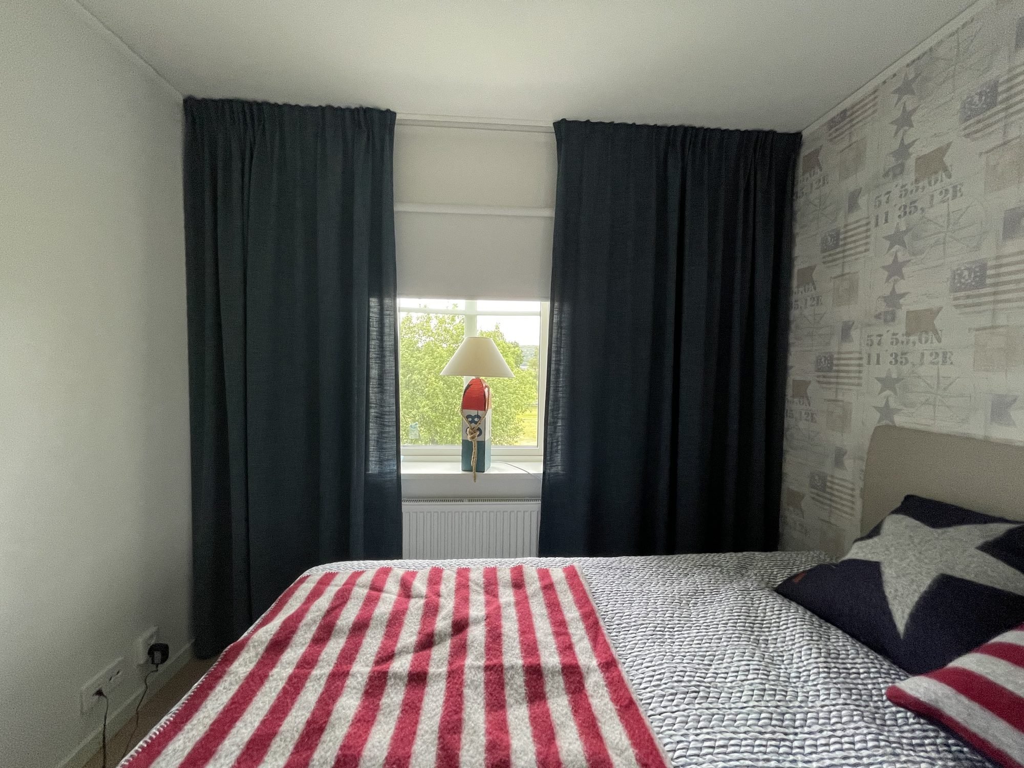 Mörka måttsydda gardiner i sovrum i en villa i Hålta, Kungälv