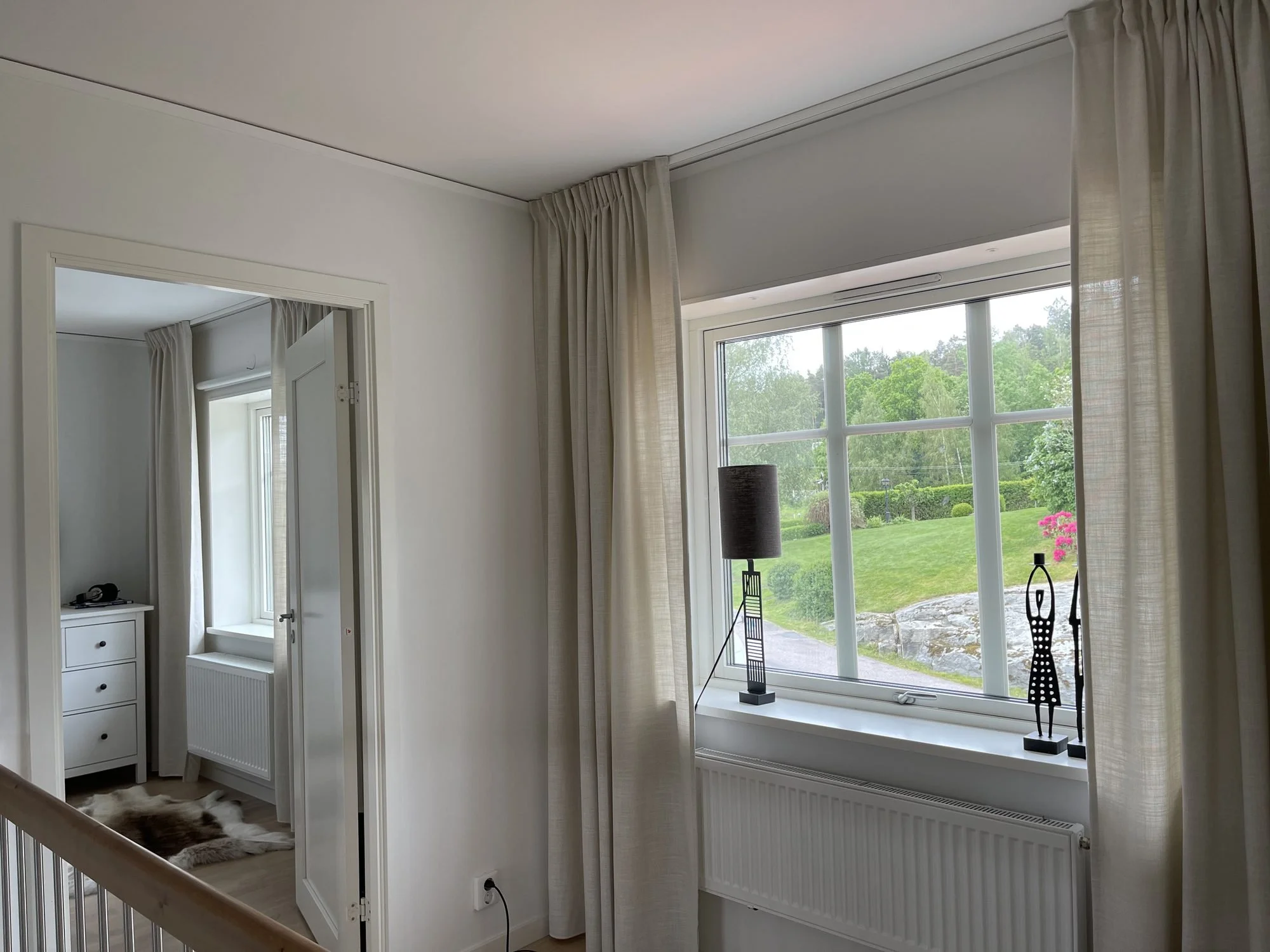 Ljusa gardiner i övre hallen i en villa i Hålta, Kungälv