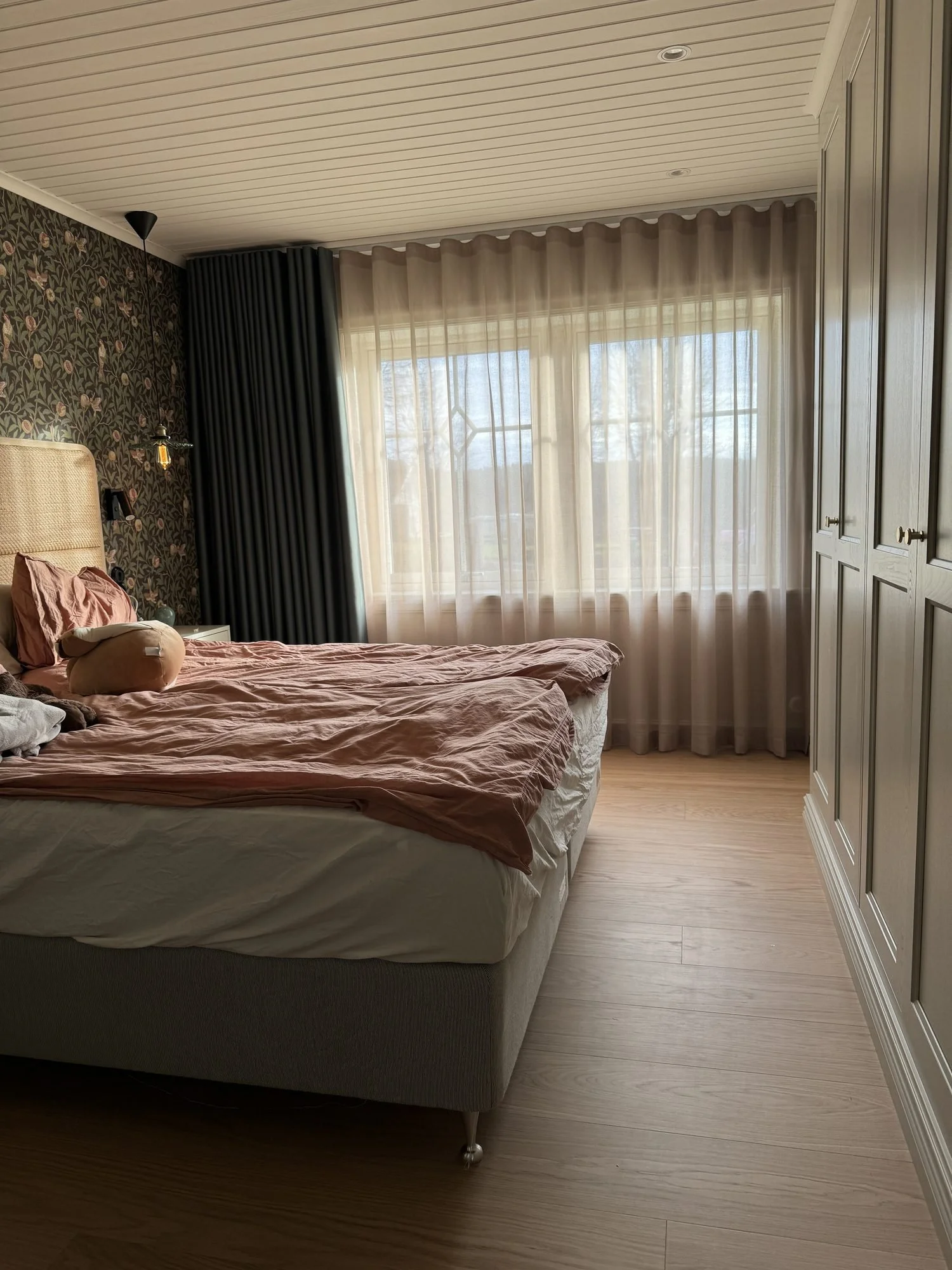 Wavegardiner, skira och mörka, i sovrum i en villa i Henån, Orust