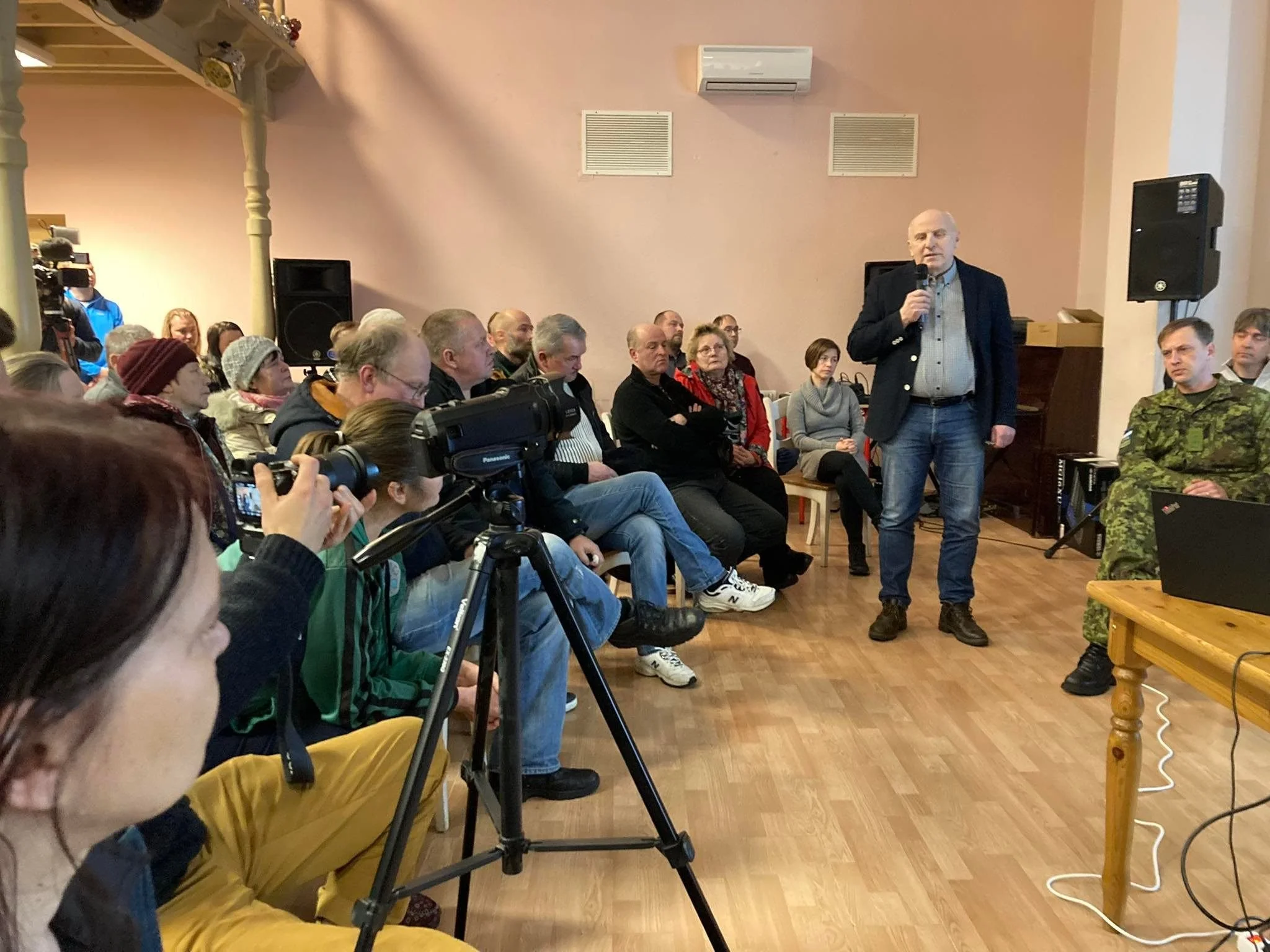Rahvakohtumistest kibeda huumoriga