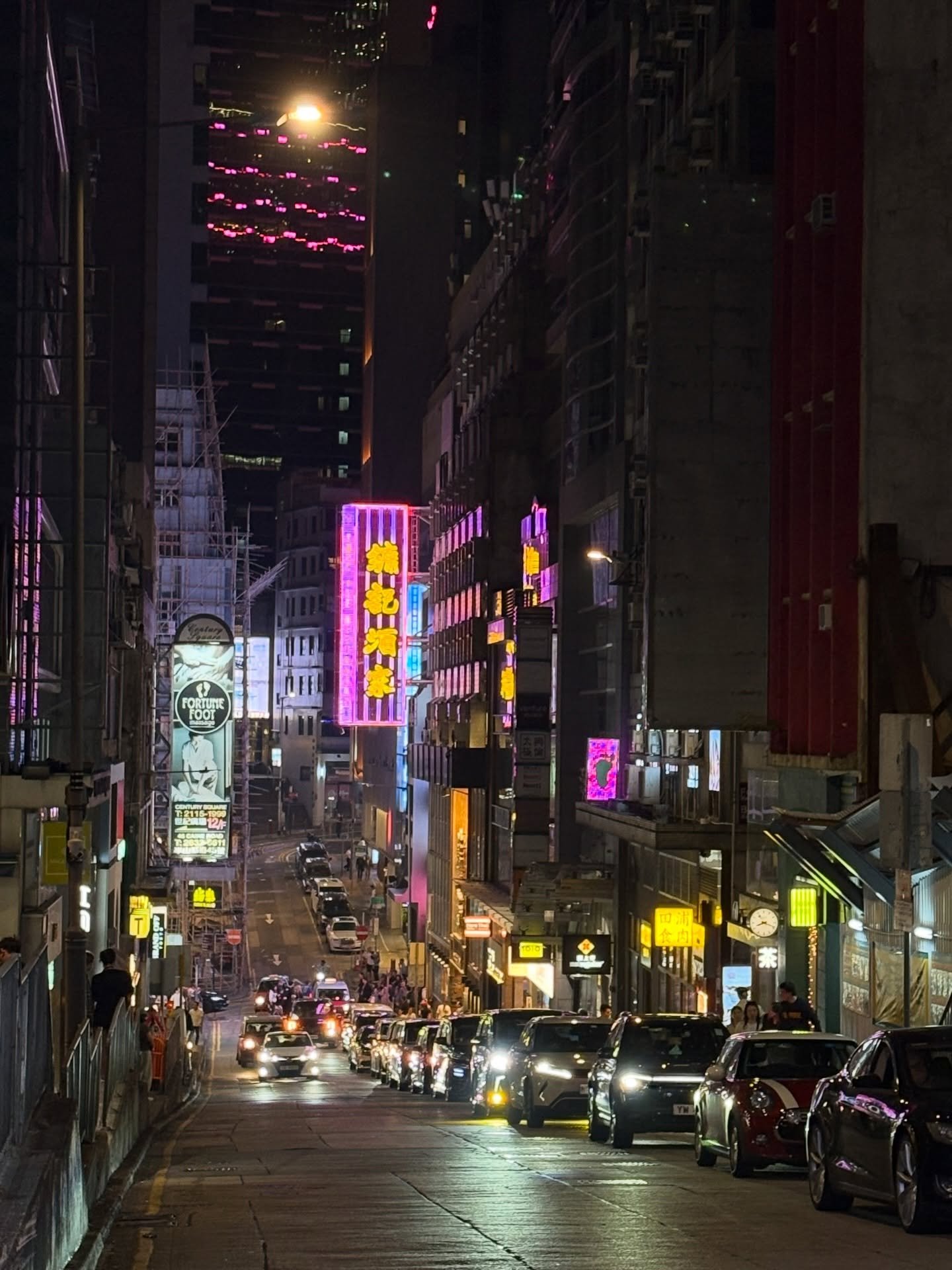 Hong Kong holds the highest number of skyscrapers in the world, and the first thing I noticed is that the sky is not really there unless you go looking for it. And still, I didn&rsquo;t feel that tension I usually feel in London. Actually I felt comf