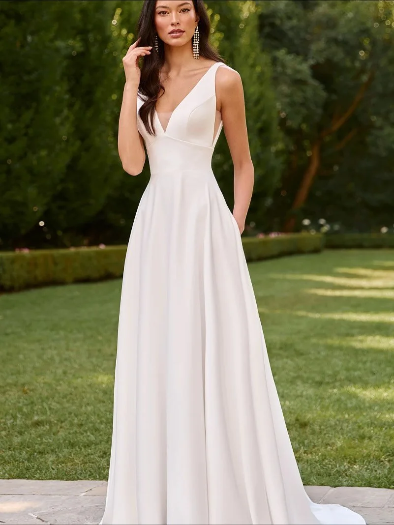 Refined beauty style 5178 from @palomablancabridal, created in opulent Charmeuse satin, highlighting a dramatic plunging neckline and a sculpted waist🤍🤍

#weddingdress #bride #bridetobe #weddingday #bride2026 #bride2027