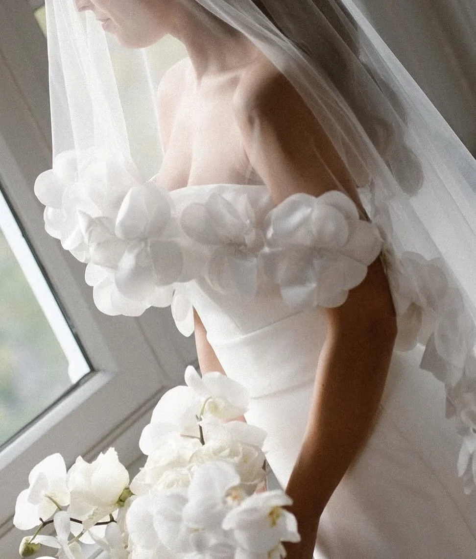 Styling Amalfi from @evalendel with ethereal veil vibes @evalendel ✨

#bride #bridetobride #weddingdress #weddingveil