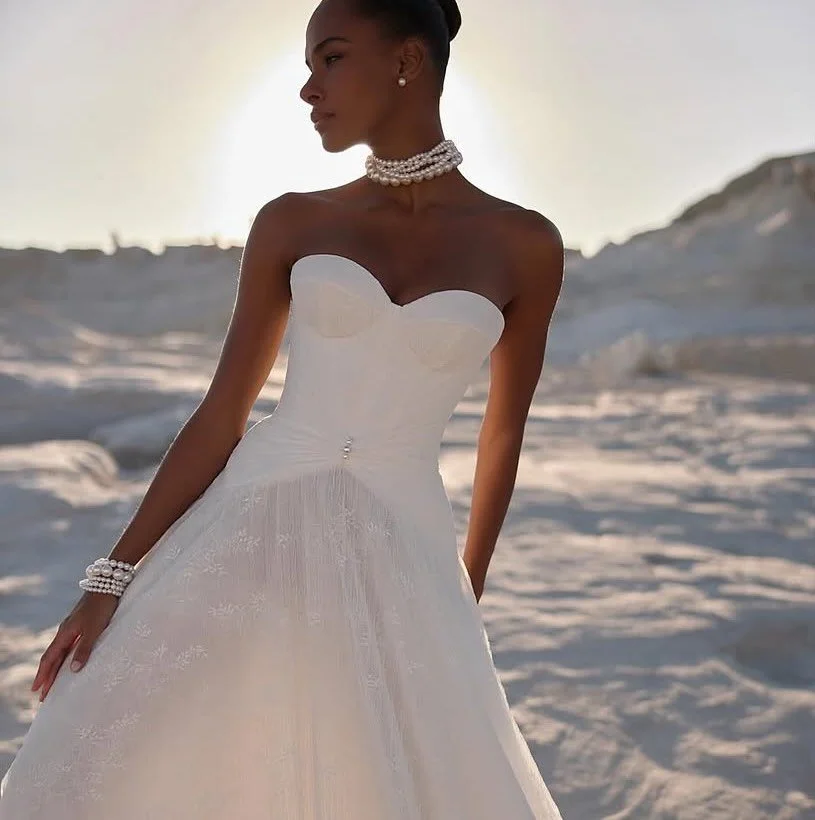 Arlet by @evalendel. Get ready to fall in love, could this be the one for your big day 💒

#bridal #bridetobe #weddingdress #evalendel