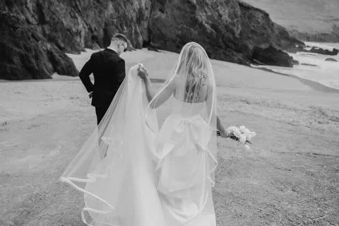 A very special moment for Julie 🤍

Only married a week ago in the beautiful surroundings of @dingleskellighotel wearing a bespoke gown by @jesuspeiroofficial.

Crafted in luxurious satin, her look was the definition of understated elegance, clean li