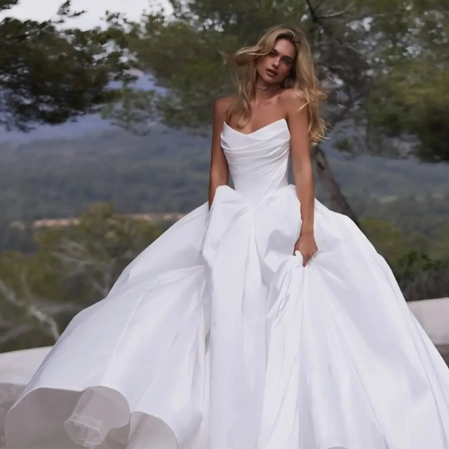 Deliz Eva Lendel
Dont be afraid to go outside your comfort zone and try a ballgown. Even if its just fun!