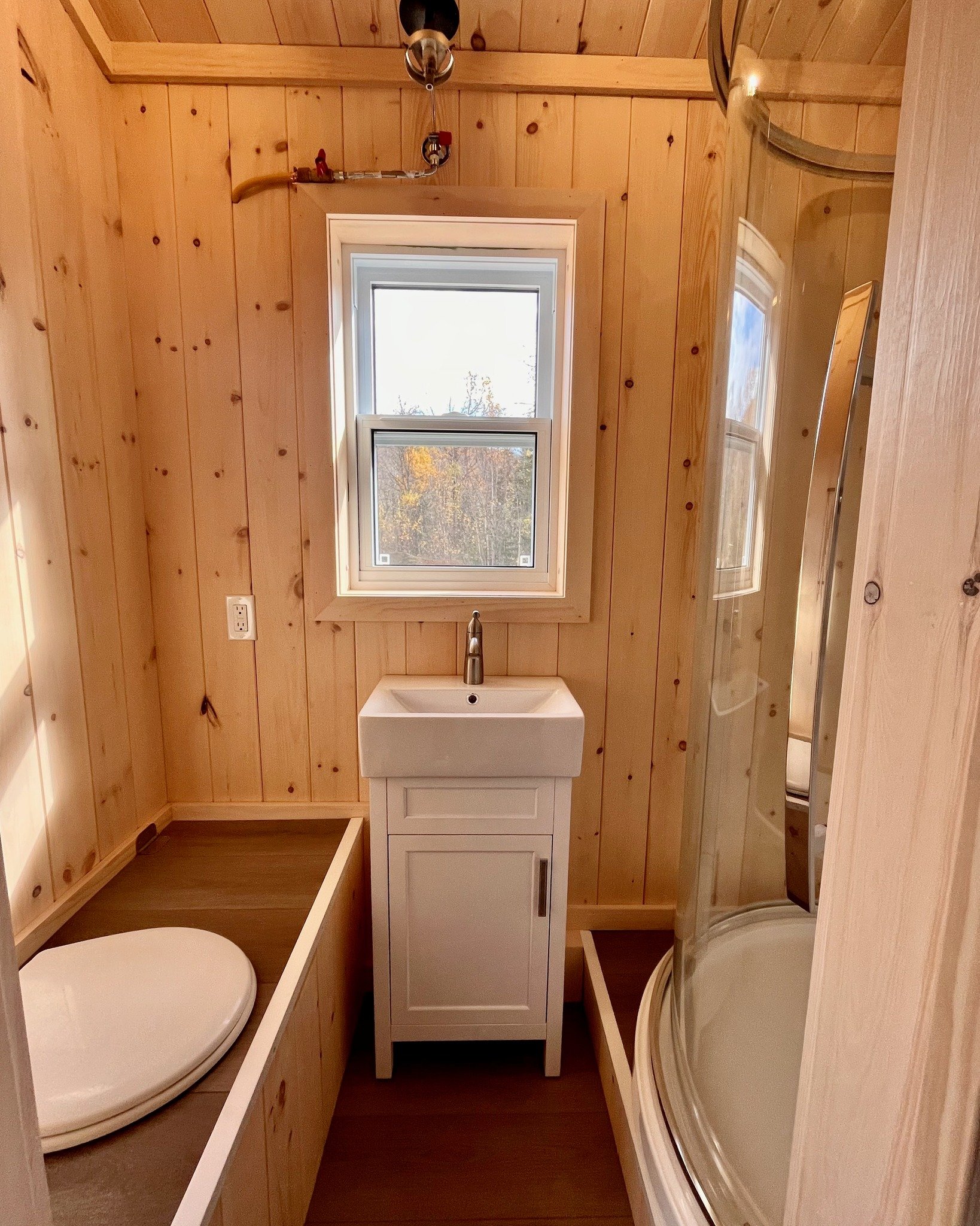 Fatigu&eacute; de votre camp de chasse actuel?🍂🦌 Pr&eacute;parez-vous pour l'ann&eacute;e prochaine avec l'un de nos chalets autonomes, parfaits pour un camp de chasse confortable!

Profitez du confort en pleine nature avec nos chalets &eacute;quip