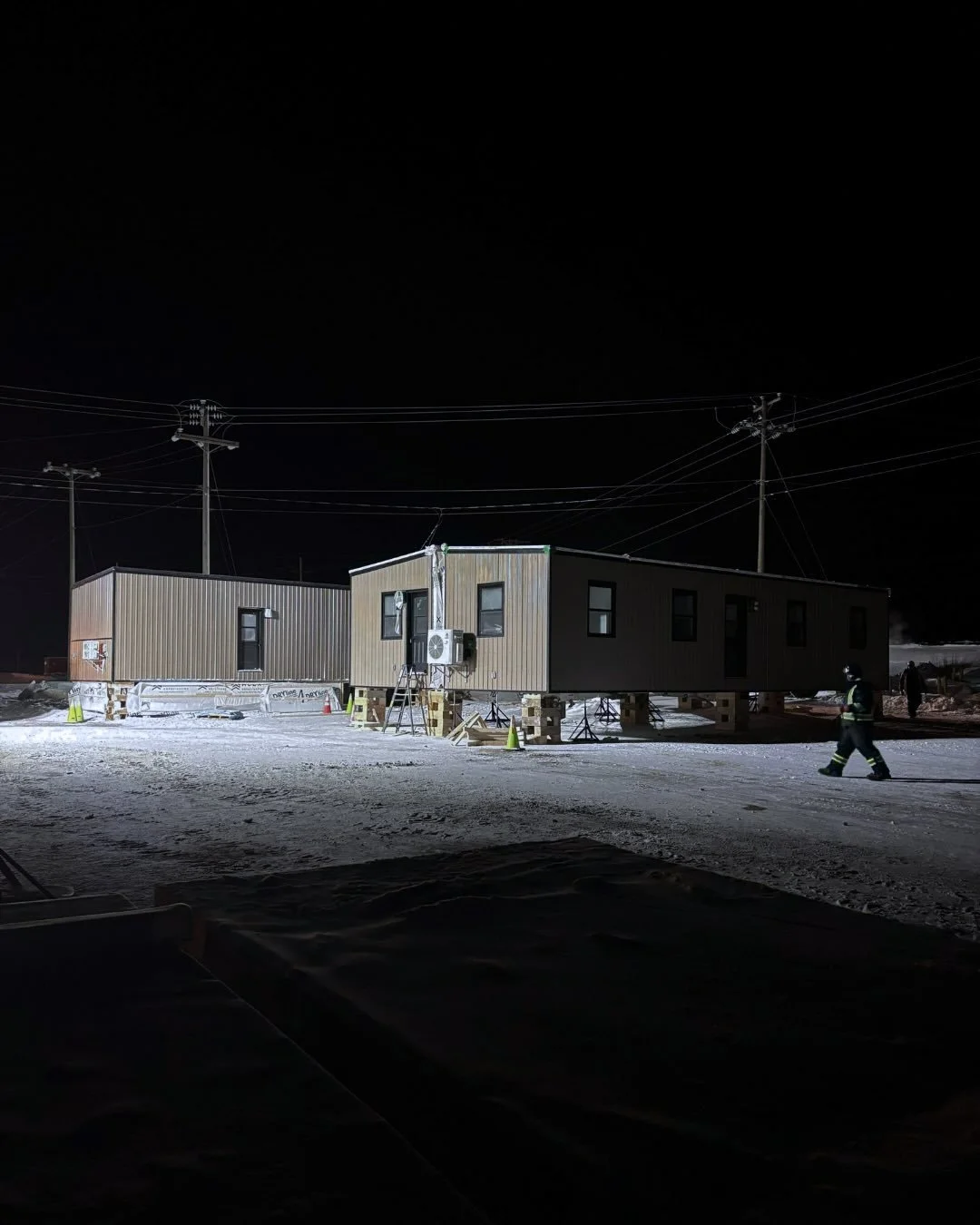 Retour sur un projet 🔨❄️
&nbsp;
Direction Fermont ! Notre &eacute;quipe a relev&eacute; le d&eacute;fi d&rsquo;installer des bureaux temporaires &agrave; environ 1000 km de notre usine. 💪
Le projet comprenait 4 modules :
	&bull;	1 module avec caf&e