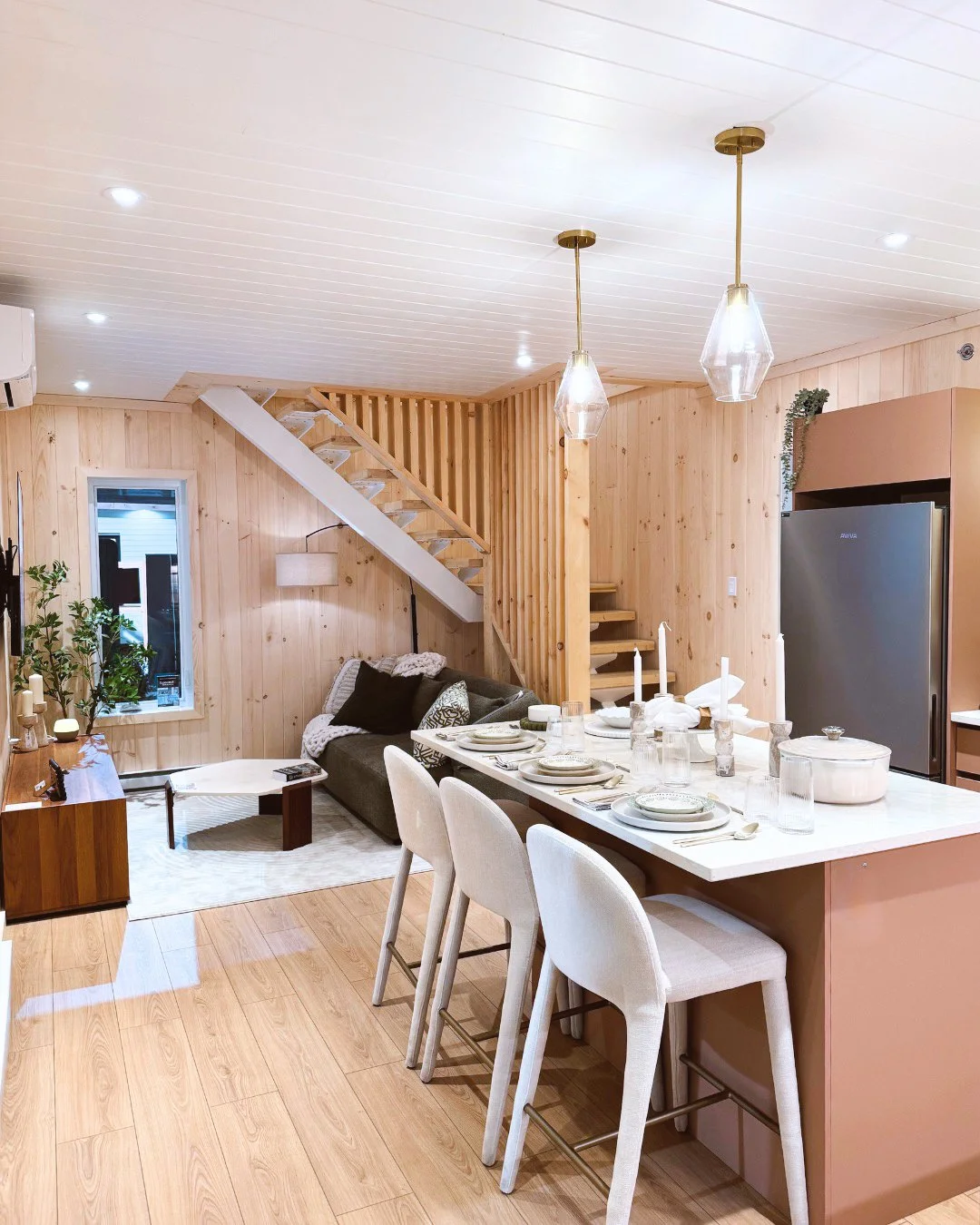 LÜNA : cuisine et salon en bois de pin.