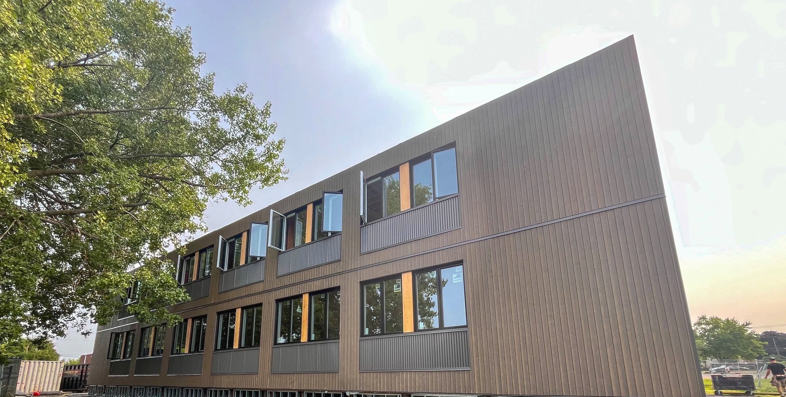 École modulaire : bâtiment moderne à plusieurs étages.