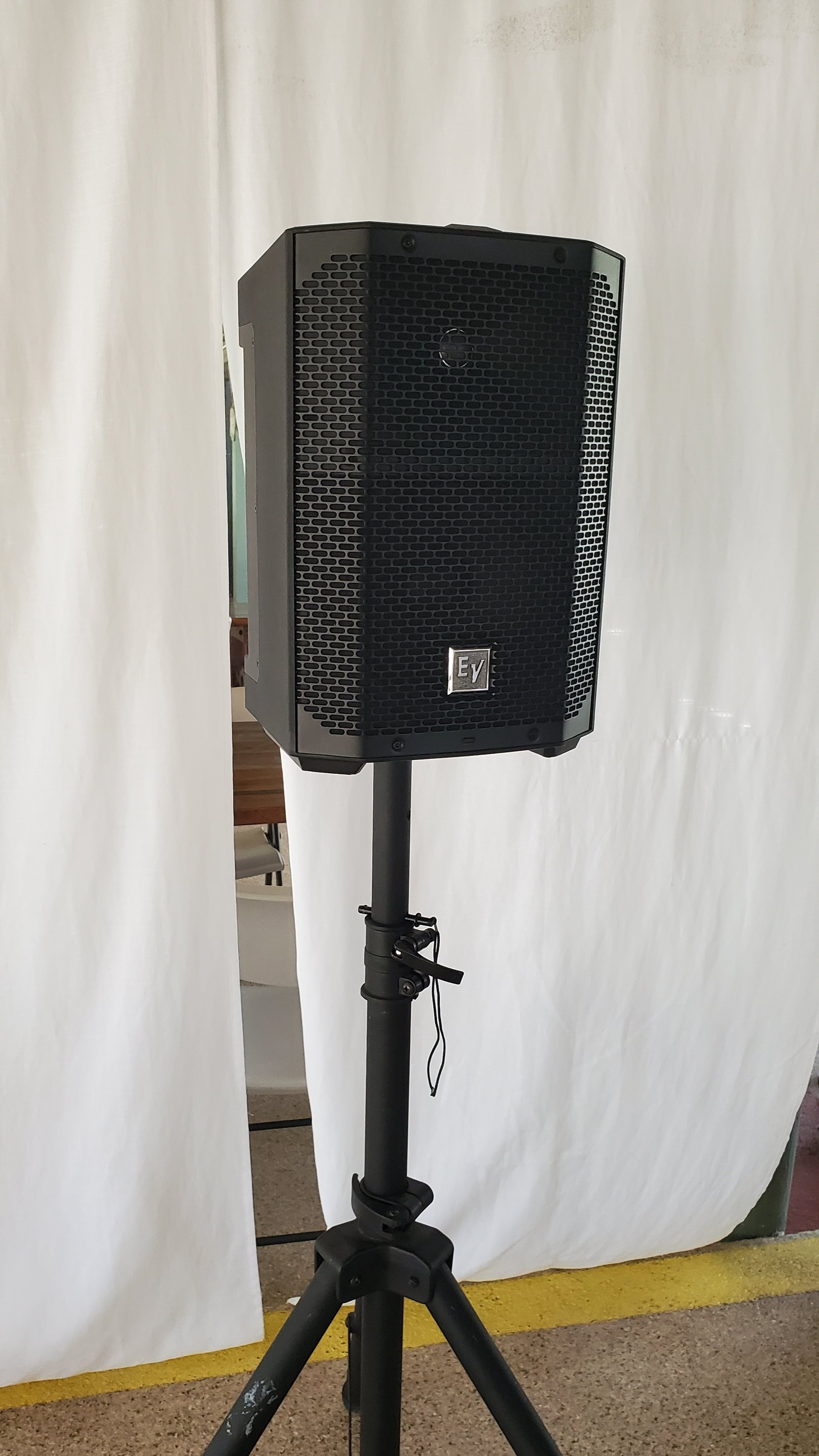 Electro-Voice+Everse+8+battery-powered+loudspeaker.jpg