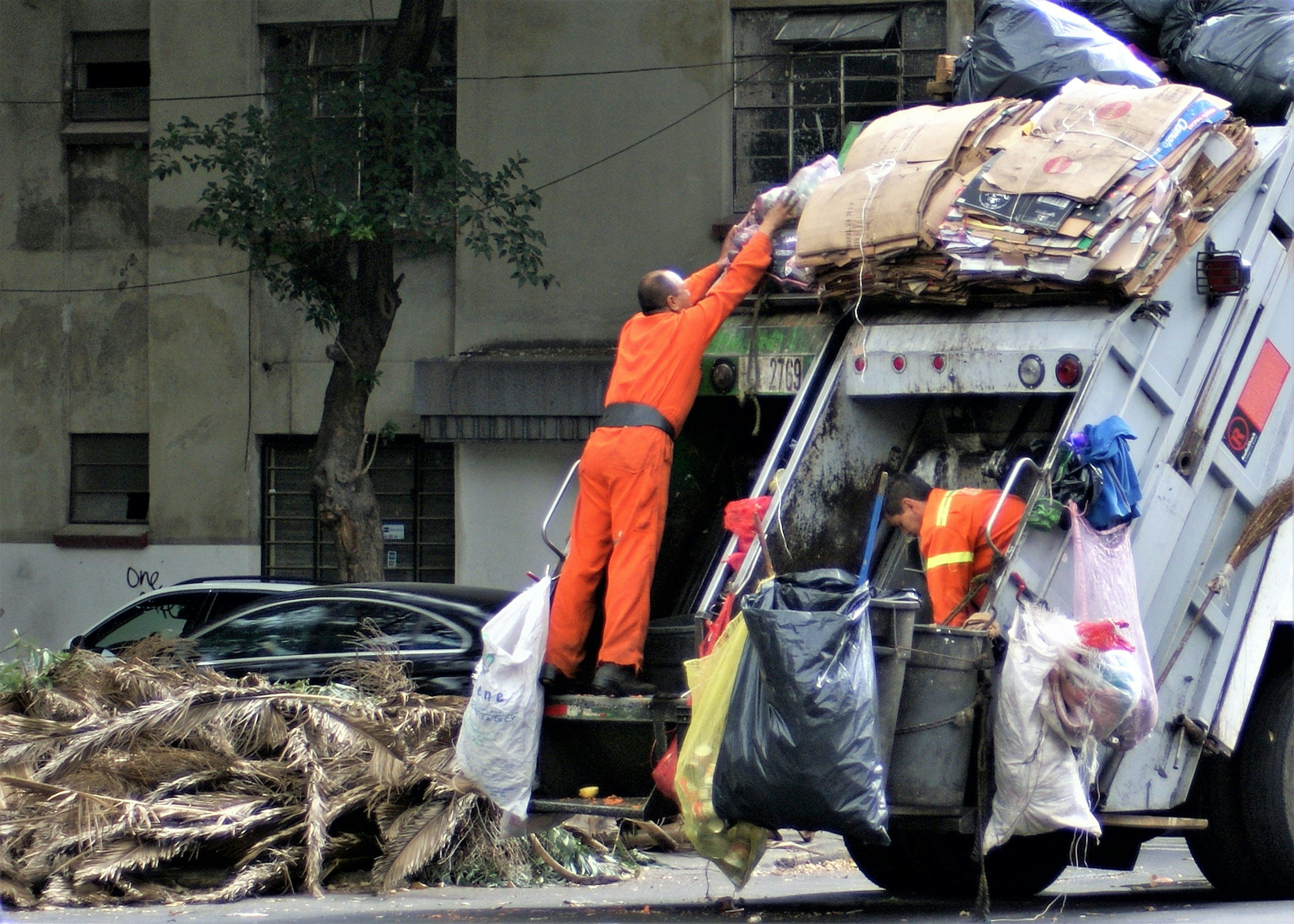 Effective Strategies for Recruiting and Retaining Teams in Waste Management Operations
