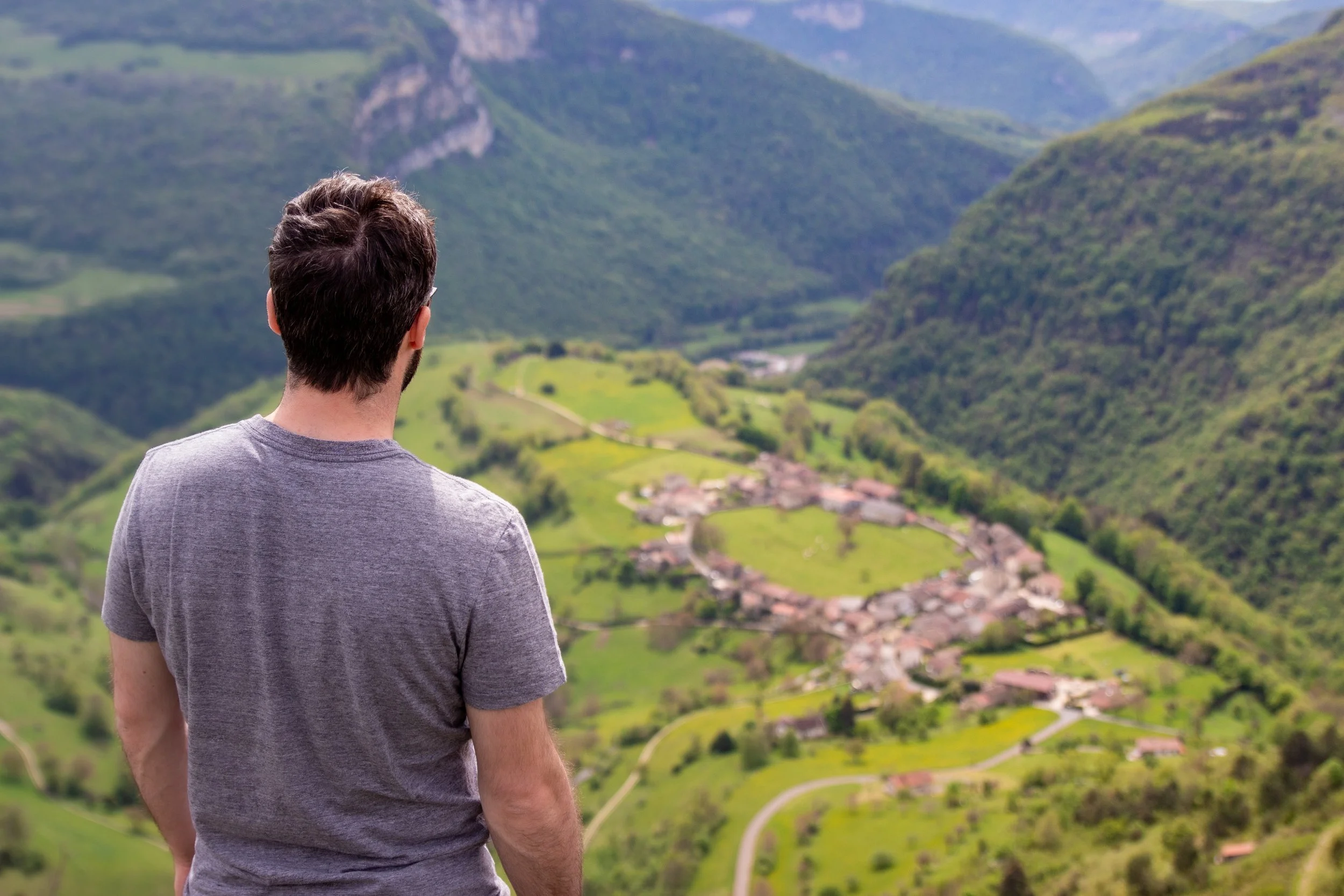 Vue d'Evosges-Oncieu-promeneur _Marilou Perino.jpg
