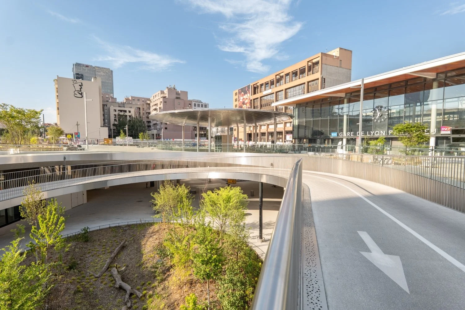 Parvis gare-LIGHT_Marilou Perino.jpg