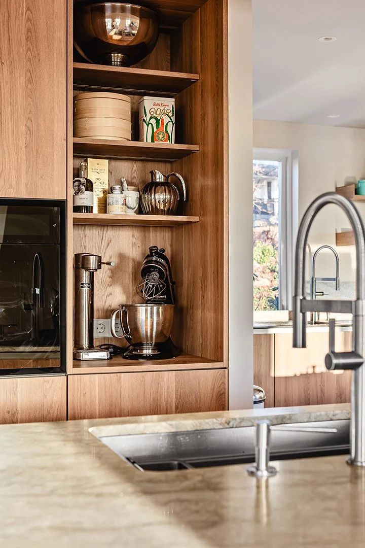 Infölld köksförvaring i ett kök i trä. Interiöroto från bostad i Stockholm.