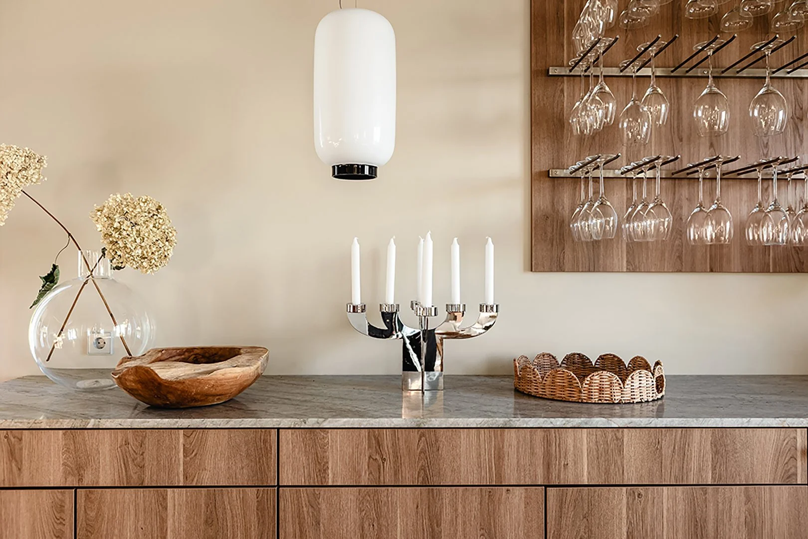 Foto av köksinredning med träinslag.