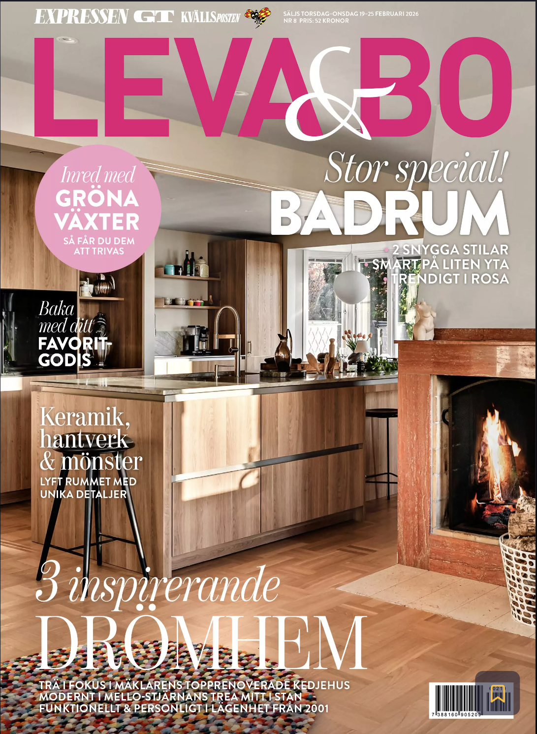 Omslagsbild från ett magasin som visar ett stort kök med öppen spis.