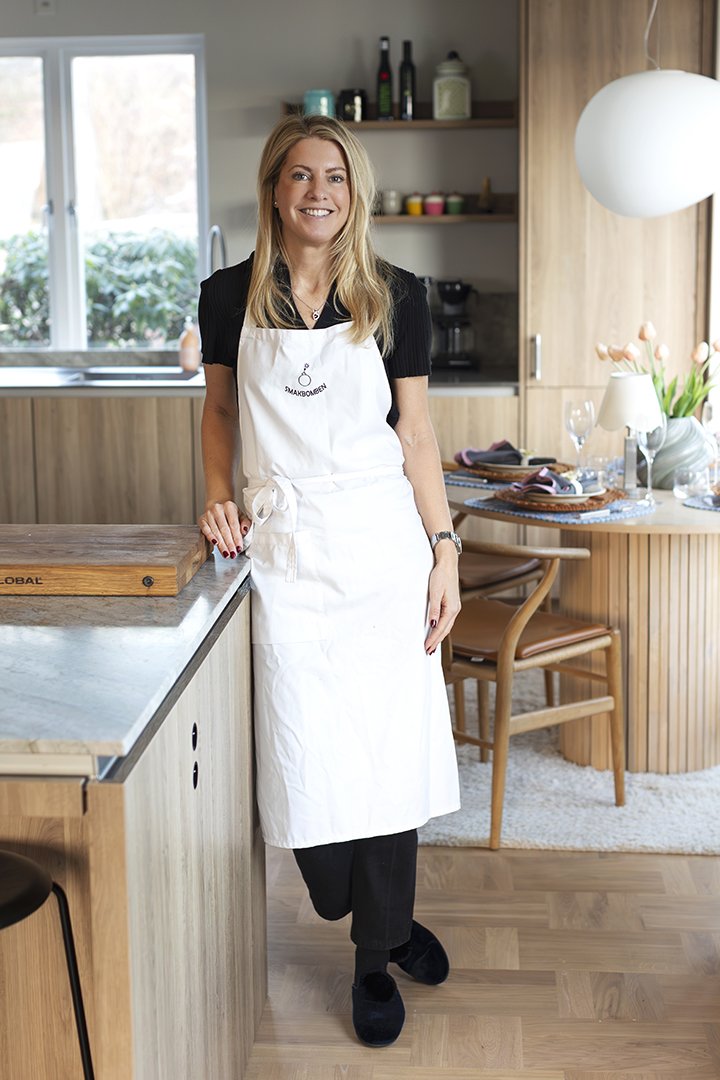 Porträtt av en kvinnlig entreprenör som står i ett kök.