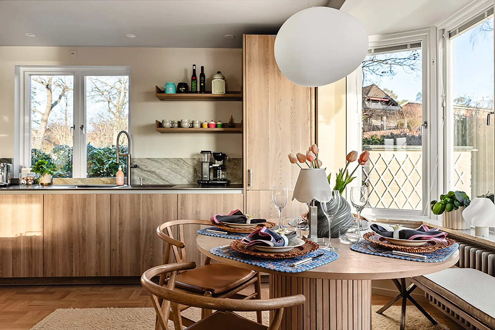 Ett stylat matbord med dukning i ett kök.