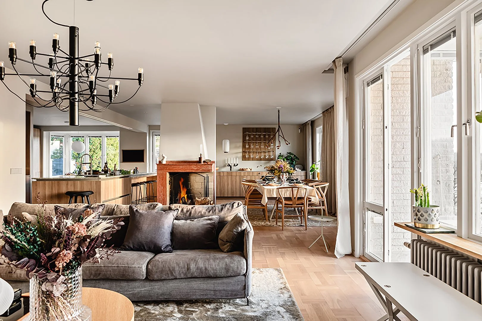 Foto från en bostad med öppen planlösning mellan kök och vardagsrum.