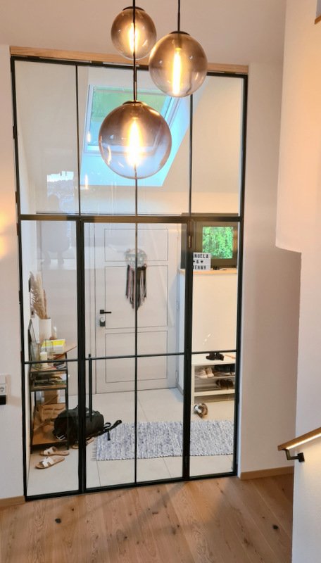 Benny K. aus Ulm: "Die Tür sieht unfassbar gut aus! Wir freuen uns jeden Tag über dieses Highlight im Haus. Tolles Handwerk, tolle Beratung, großartiger Service!"