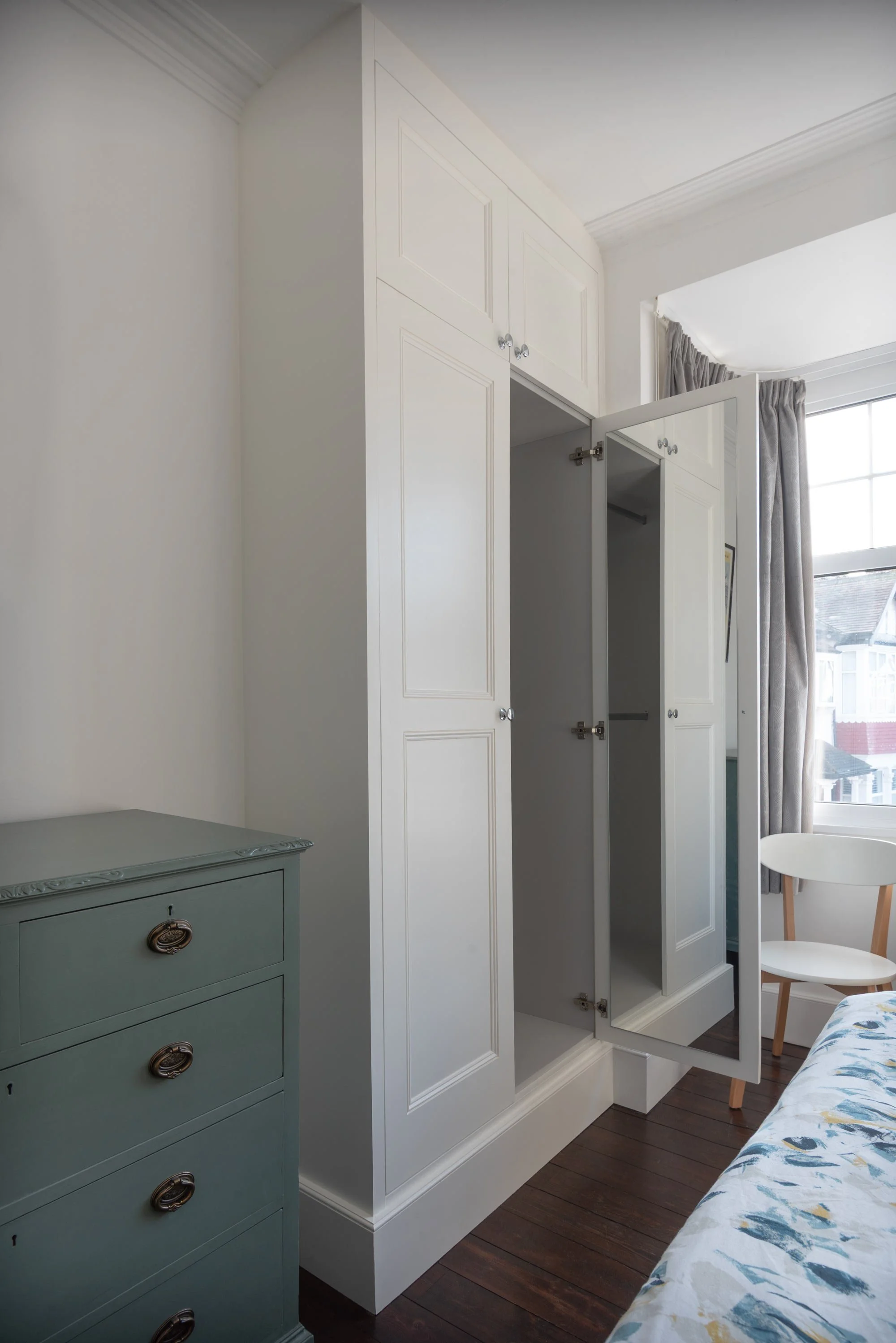 London_bespoke_wardrobes_mirror_hand_painted_shaker_doors.jpg