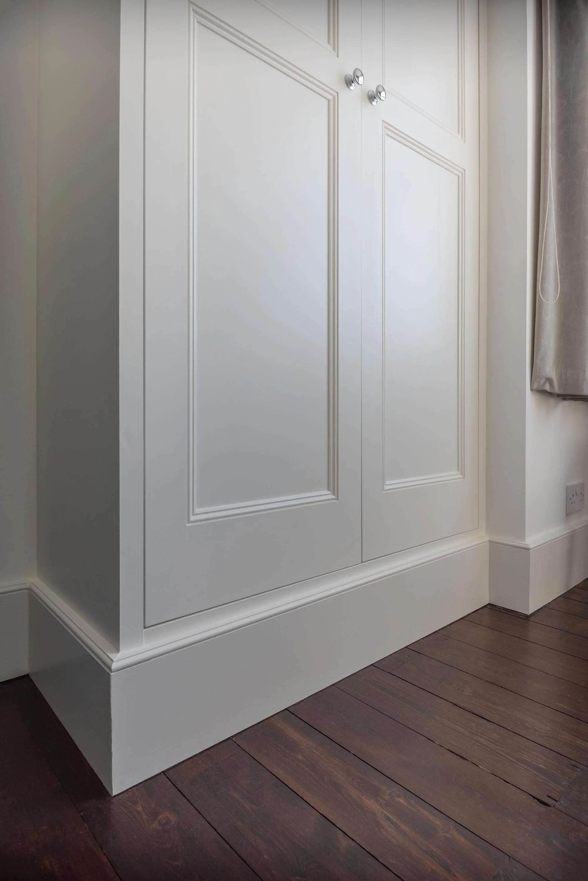 london_bespoke_wardrobes_shaker_doors_skirting_hand_painted.jpg