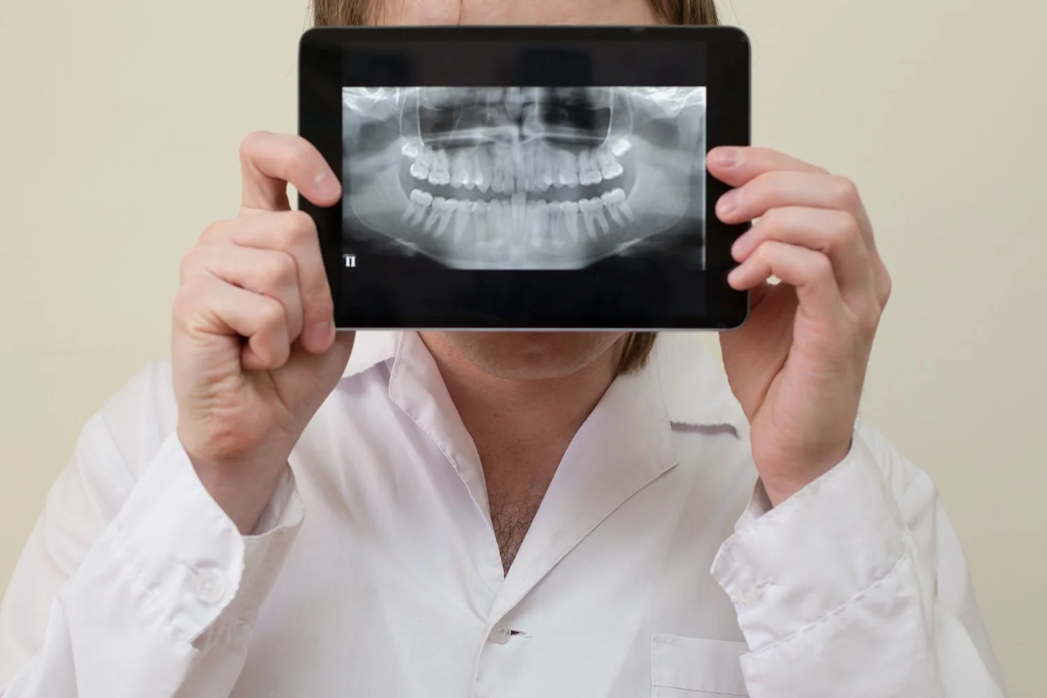 x-rays-on-the-tablet_t20_rOygKo web.jpg