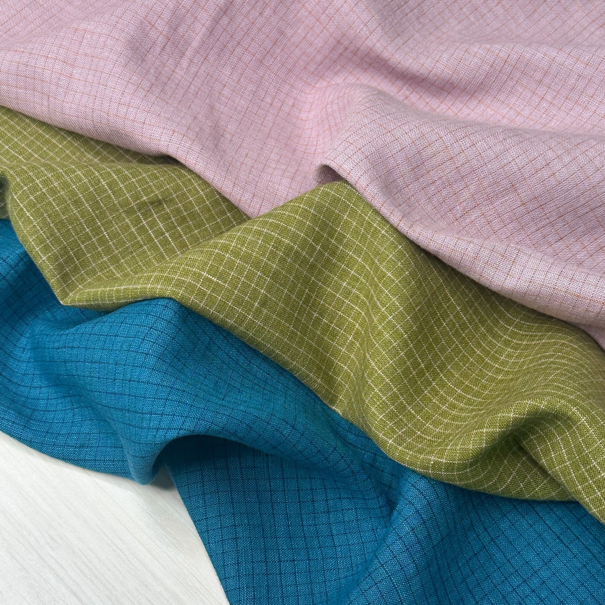 Utopia Check 2853: Dive into summer with our three new colours: Ocean/Navy, Pesto/Pink and Lilac/Copper!

This fabric is one of our all-time favourites, not just for spring and summer, but all year round. It is a yarn-dyed linen/cotton blend that is 