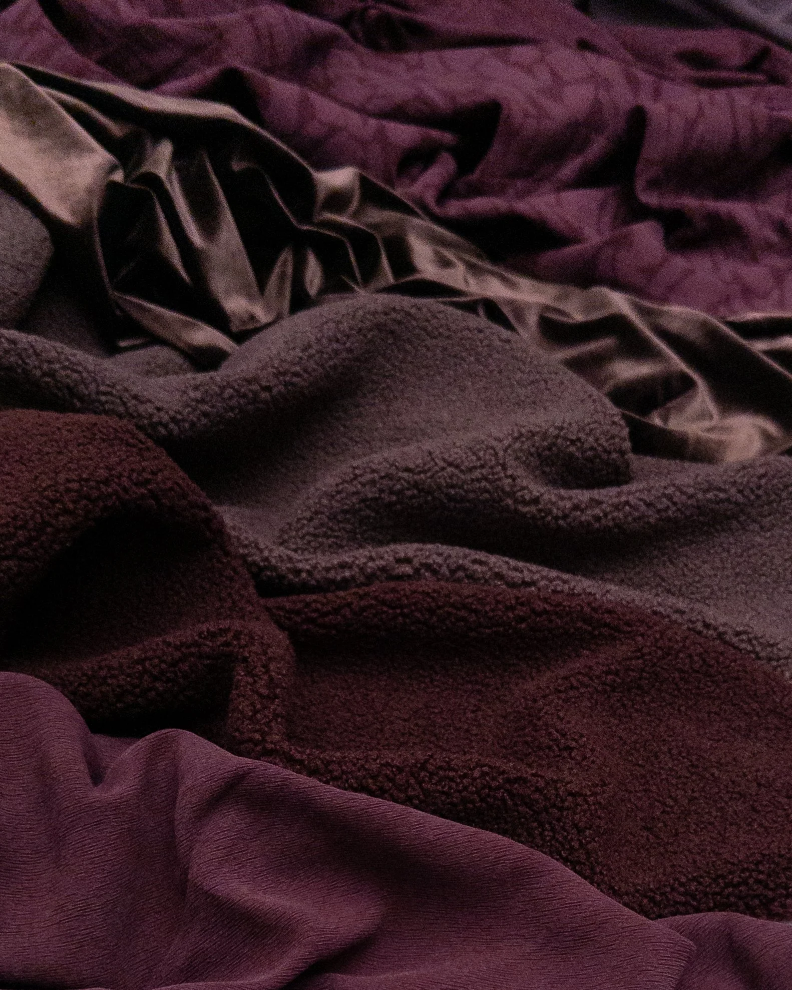 Fall/Winter 2026 colour crush: Shades of Wine🍷

#gordonfabricsltd #fw26 #fallfabric #fashionfabric #fallinspo #sherpa #velvet #jacquard
