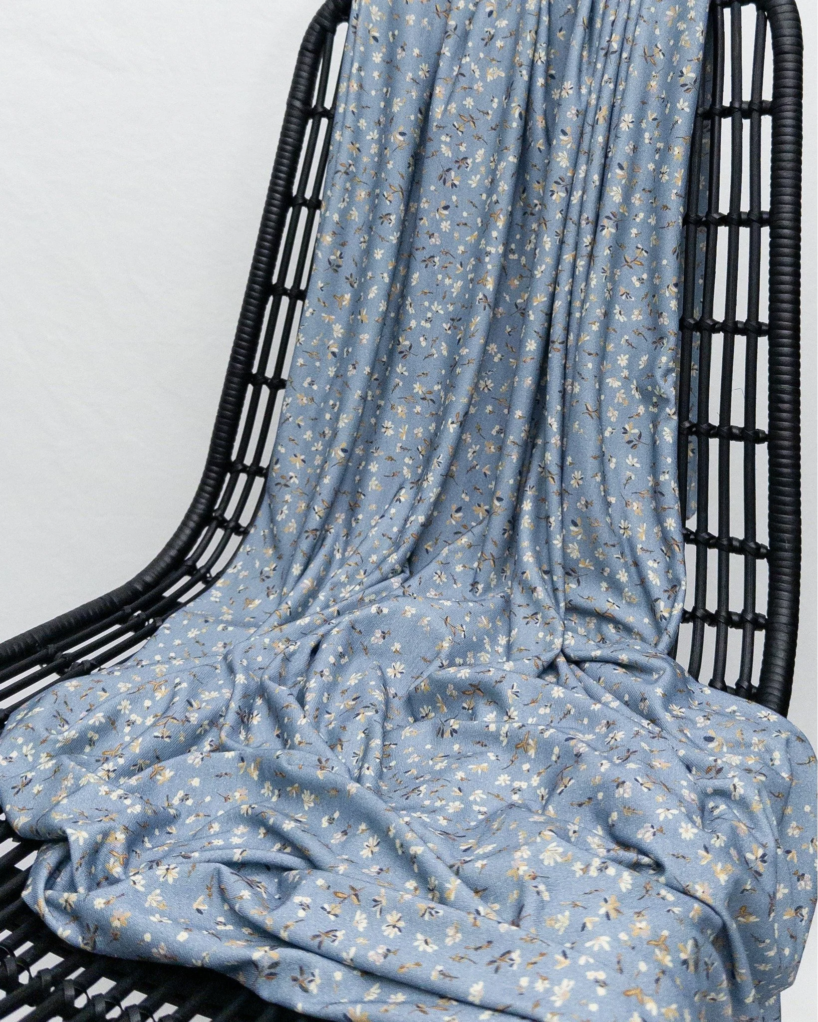 Embrace the beauty of simplicity with this new ditsy floral print on Oakley, our LENZING&trade; ECOVERO&trade; viscose printed knit. A soft and comfortable fabric base with the perfect amount of stretch, while also keeping you cool with the breathabi