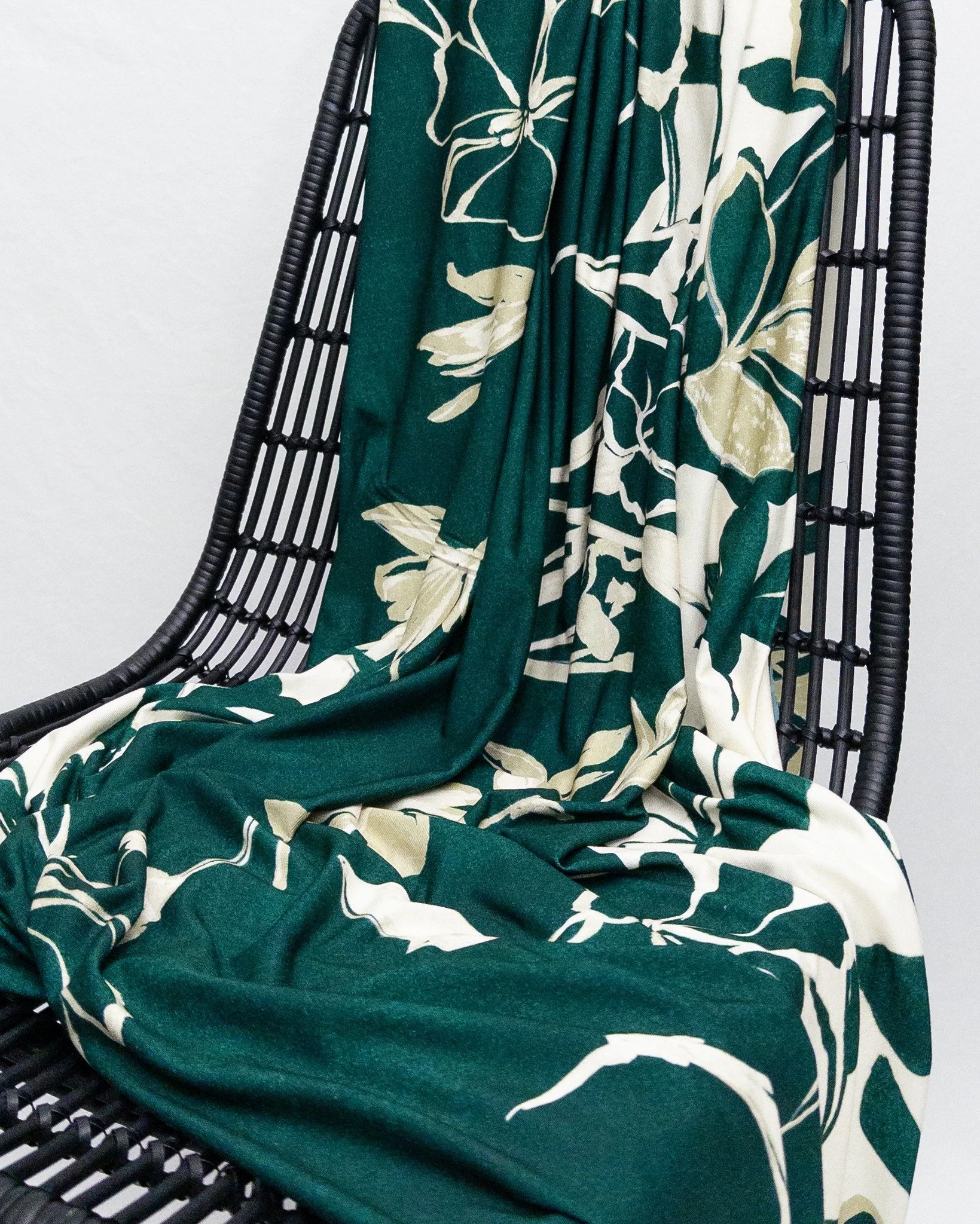Meet Oakley 2942. 💚 This sophisticated new border-style print is made with LENZING&trade; ECOVERO&trade; viscose fibres. This soft and comfortable knit fabric base has ample stretch and lovely drape, making it an ideal choice for tops and dresses.

