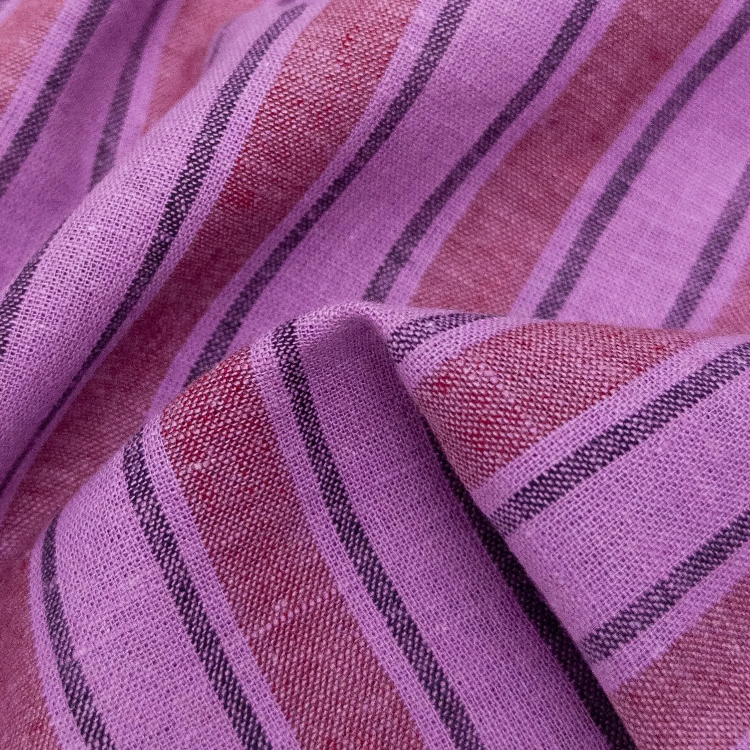 A striking new colour combination in one of our customer-favourite qualities. This is Eden Stripe 2906 Hyacinth. 🌷

In case you aren't familiar with Eden, it quickly became one of our best-selling yarn-dyes! Made with a blend of cotton and linen, it