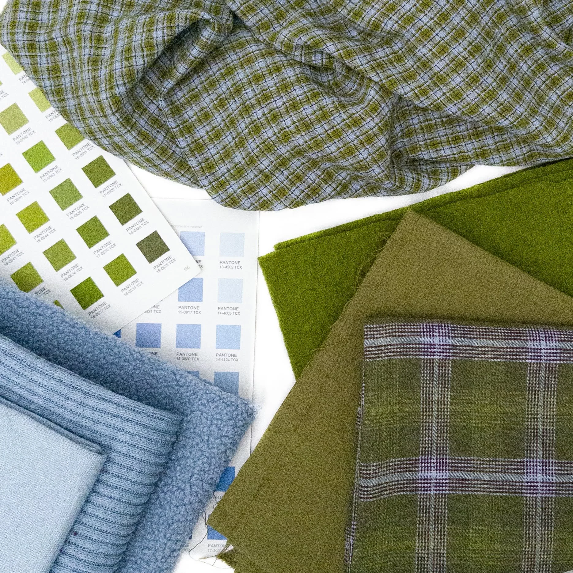 A fresh take on fall, our Eclectic Meadow story blends vibrant pesto greens with tranquil sky blues. This unique combination is brought to life in an organic cotton check, cotton/linen plaid, and inviting fall textures like sweater knits, rib knits, 