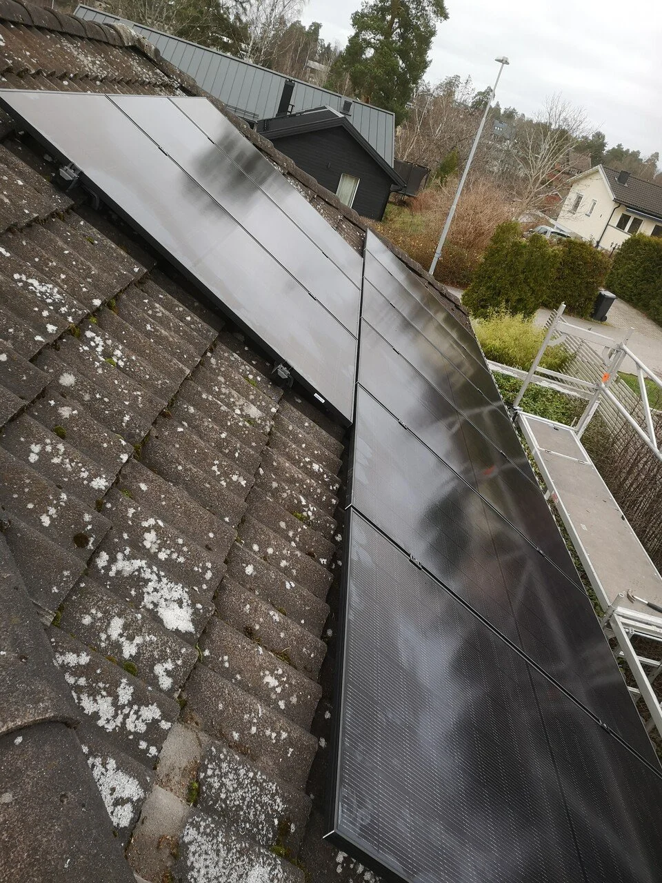 Solpaneler på taken, täckt av dimma.