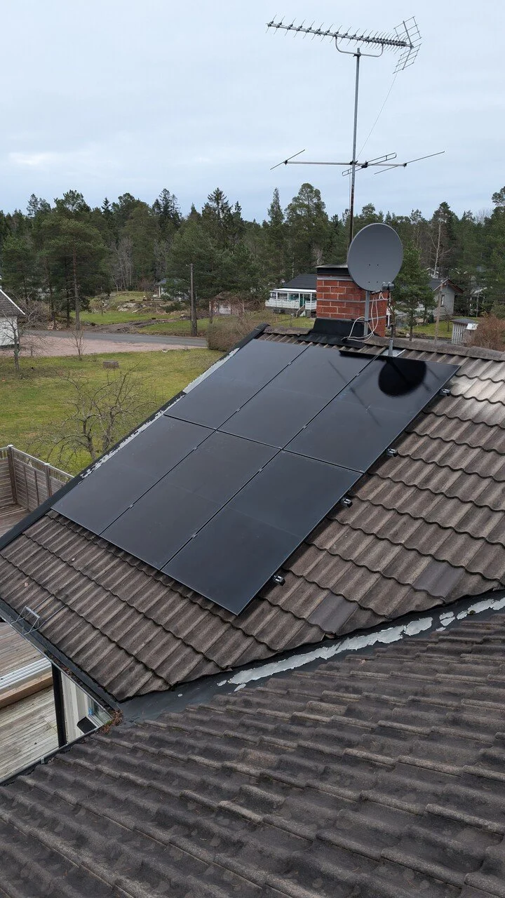 Hus med solpaneler på taket