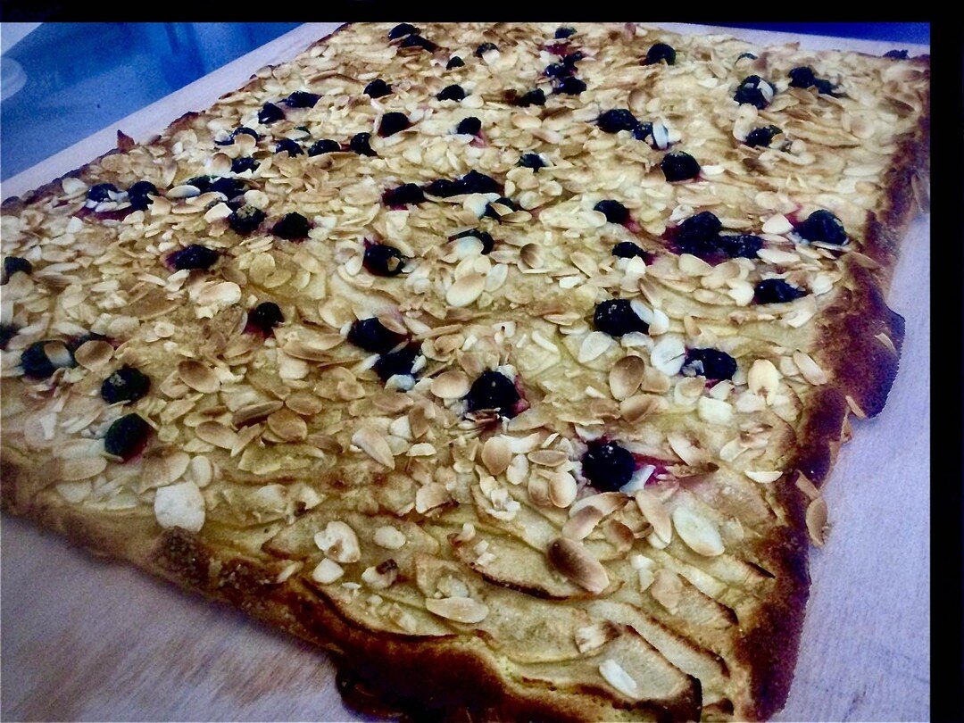 Following the Cinnamon sinners this morning 😂&hellip;. there&rsquo;s an Apple &amp;Almond slab tart &hellip;..nom nom 👌
