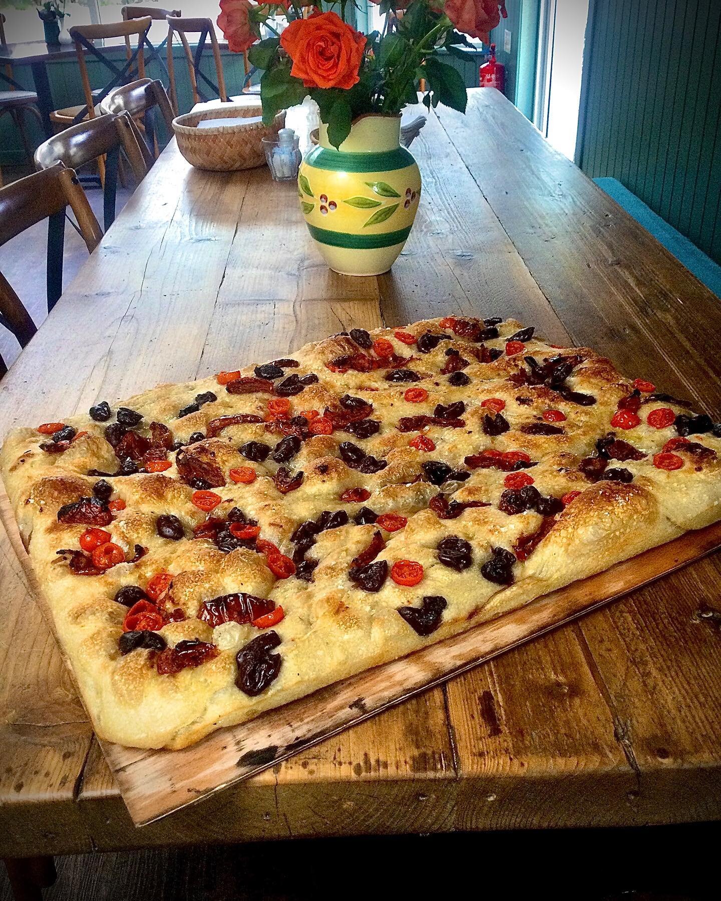 Bubbly Focaccia w Olives, sun blush dried toms , vine cherry toms and loads O 🫒 oil 😋