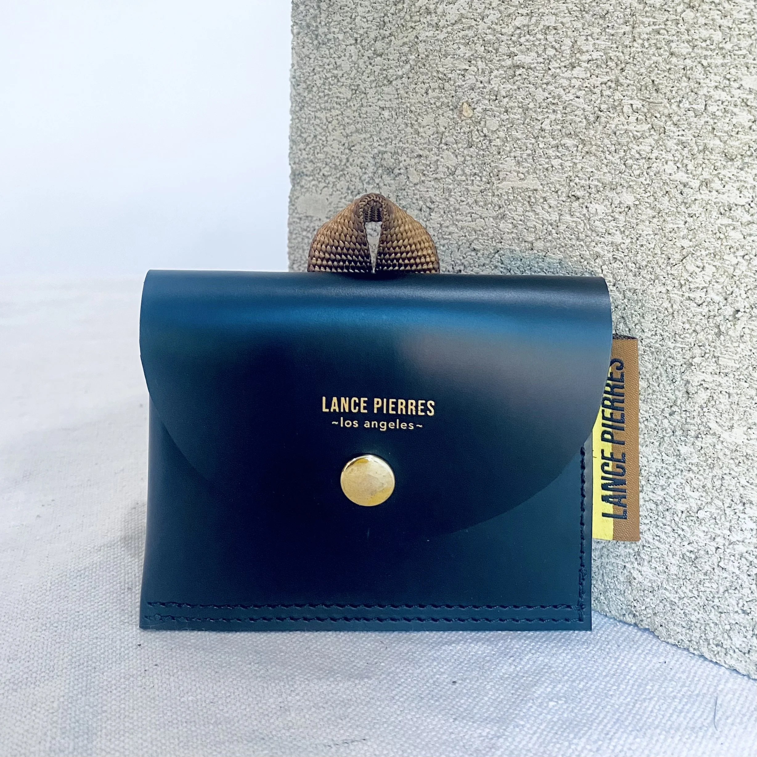 ENVOY 01 SNAP WALLET: meringue CROC-EMBOSSED CALF/ SCUBA CALF 