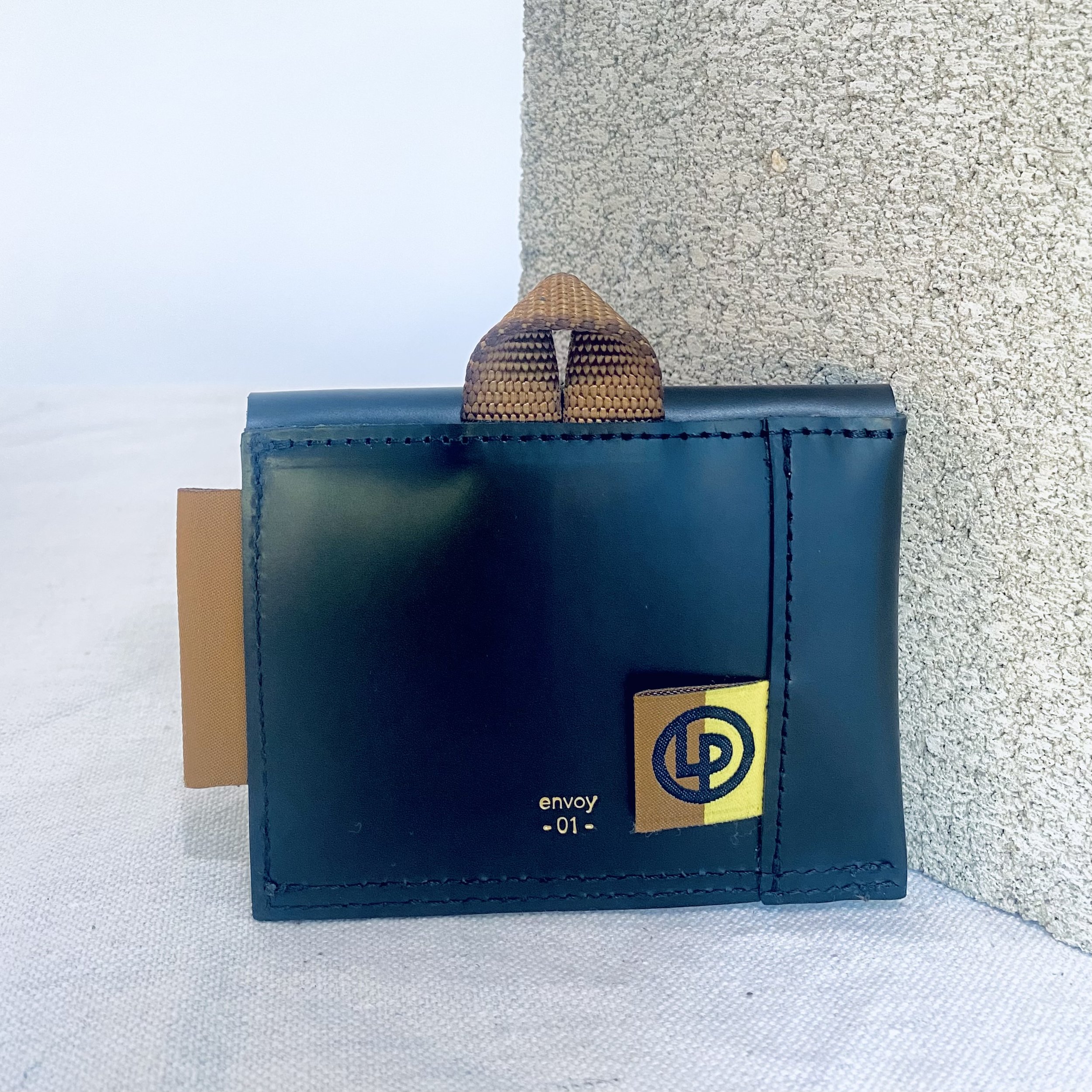 ENVOY 01 SNAP WALLET: meringue CROC-EMBOSSED CALF/ SCUBA CALF 