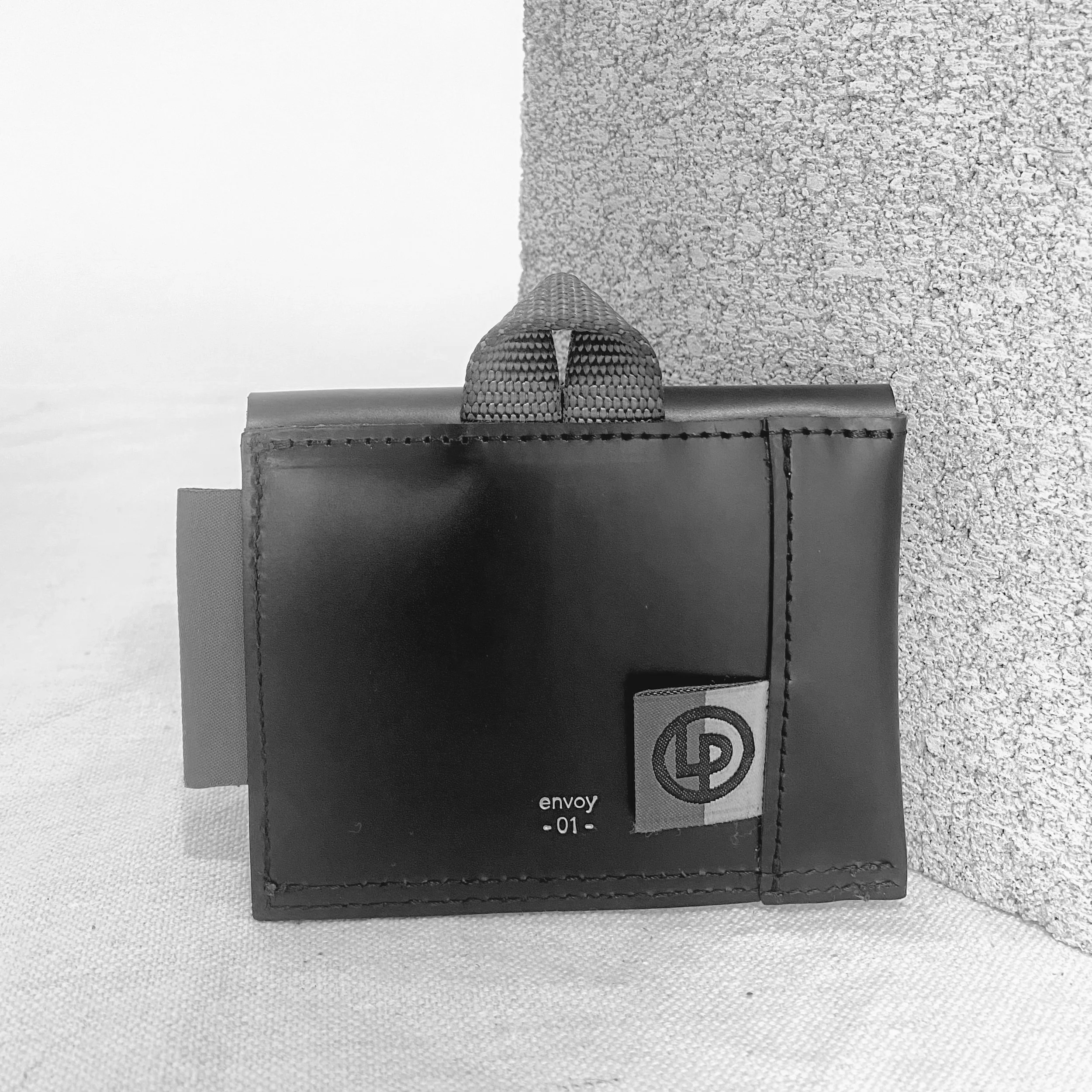 ENVOY 01 SNAP WALLET: meringue CROC-EMBOSSED CALF/ SCUBA CALF