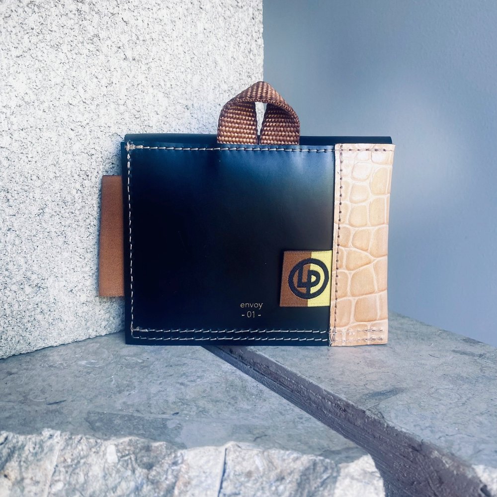 ENVOY 01 SNAP WALLET: meringue CROC-EMBOSSED CALF/ SCUBA CALF 