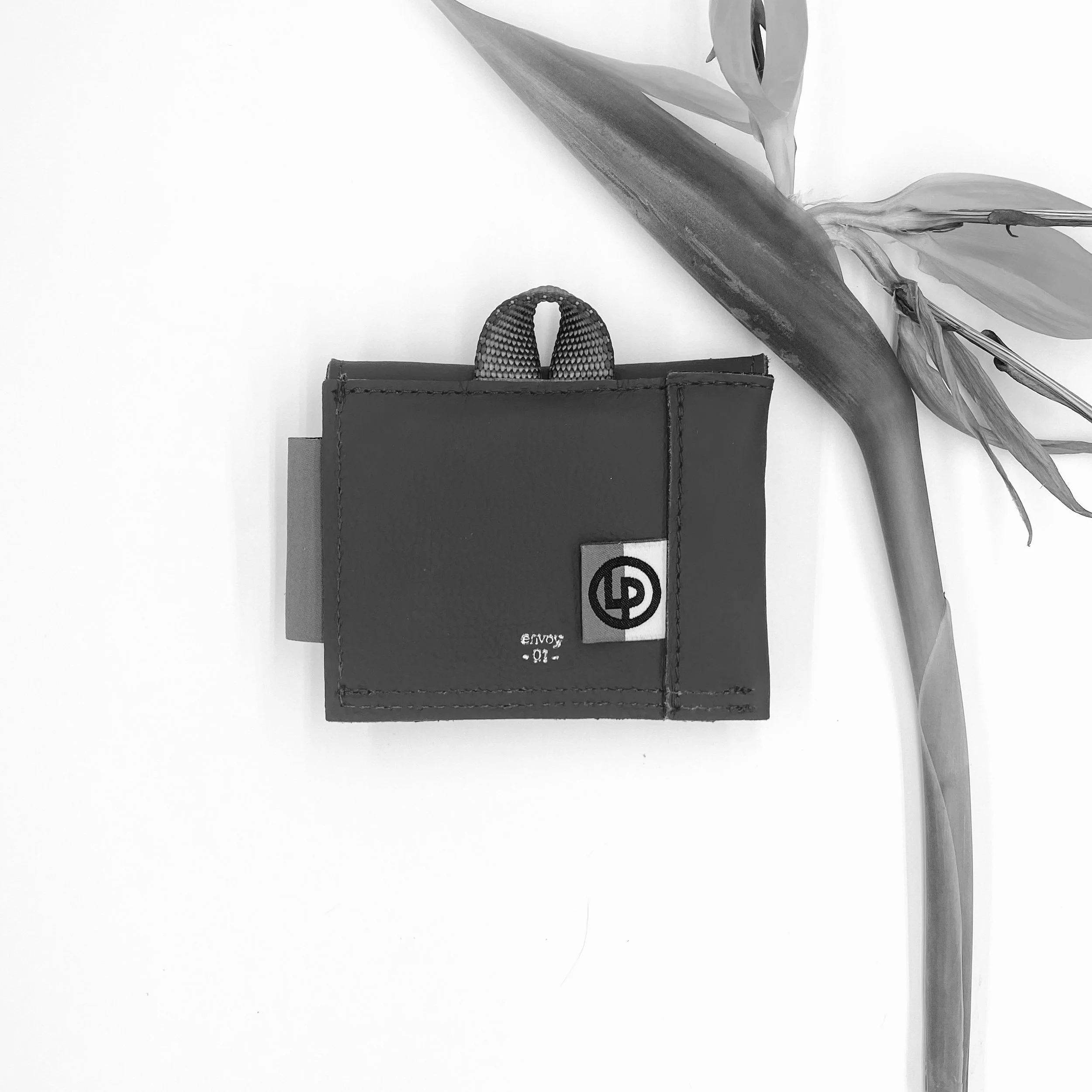 ENVOY 01 SNAP WALLET: meringue CROC-EMBOSSED CALF/ SCUBA CALF 