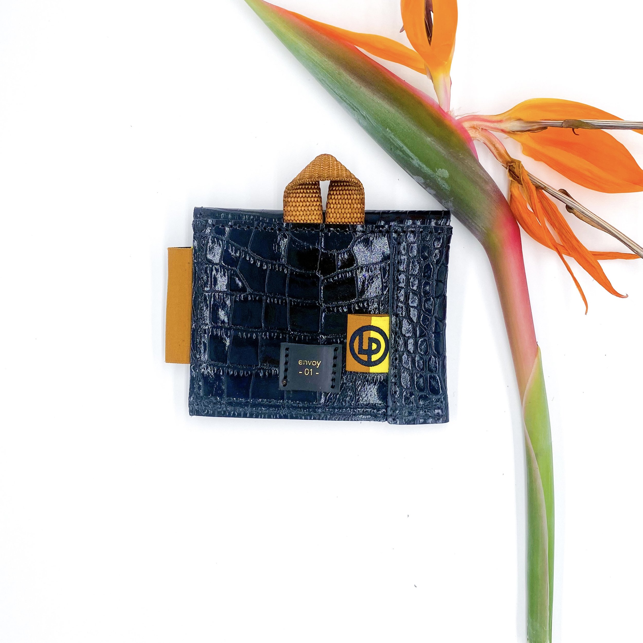 ENVOY 01 SNAP WALLET: meringue CROC-EMBOSSED CALF/ SCUBA CALF 