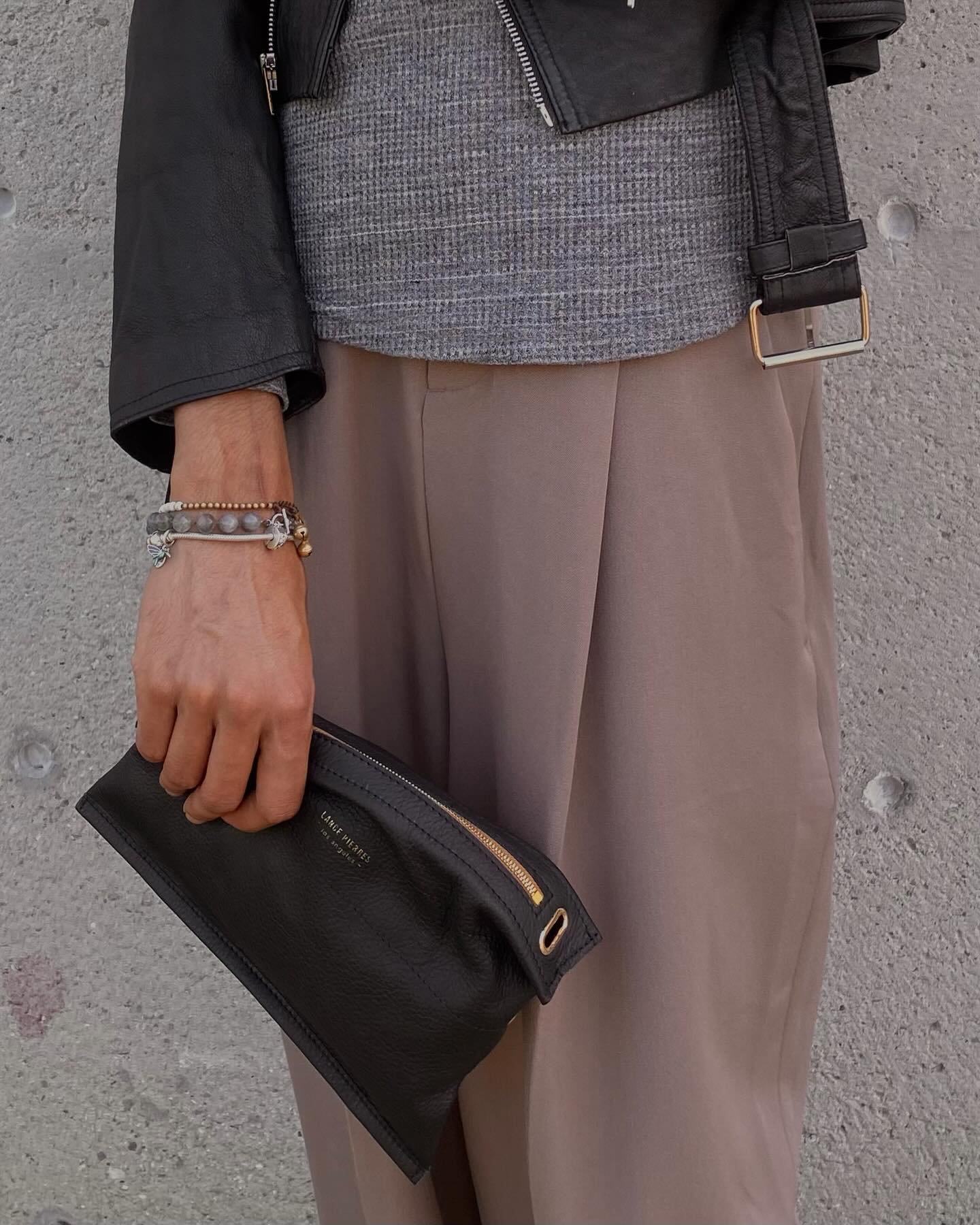 Sometimes: less is more

Stripped down, the #minigilli realizes an essential grab-and-go clutch perfectly sized for your must-haves.

Shop this style (in a range of tones) and our full assortment at www.LANCEPIERRES.com

#lancepierres #accessories #m