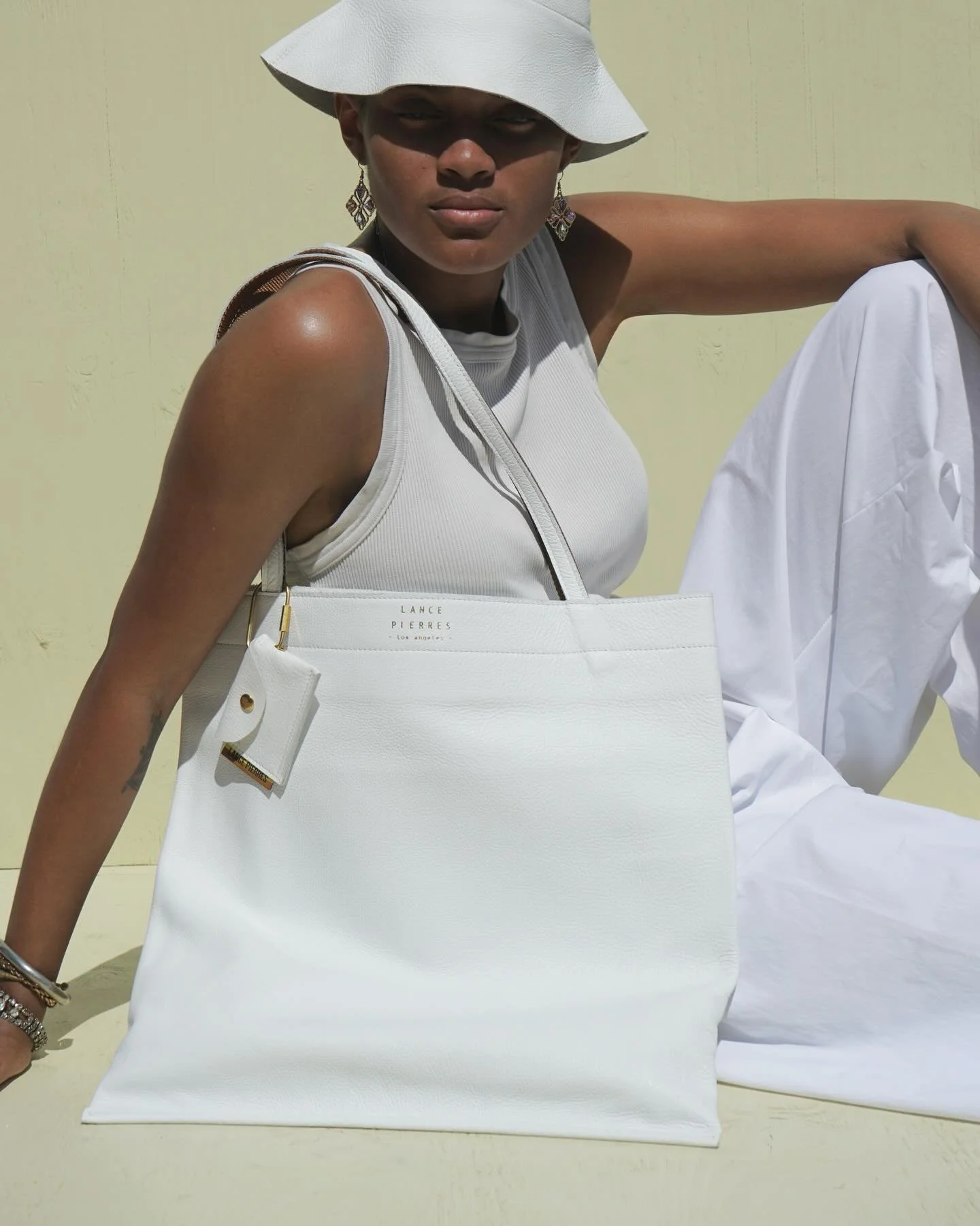 Just so: #gesso
A tone inspired by our (intentionally) humble beginnings.
Our original &ldquo;tuile&rdquo; totes were constructed out of artist&rsquo;s canvas, paying homage to a range of creatives from whom we draw endless inspiration. This tone (no