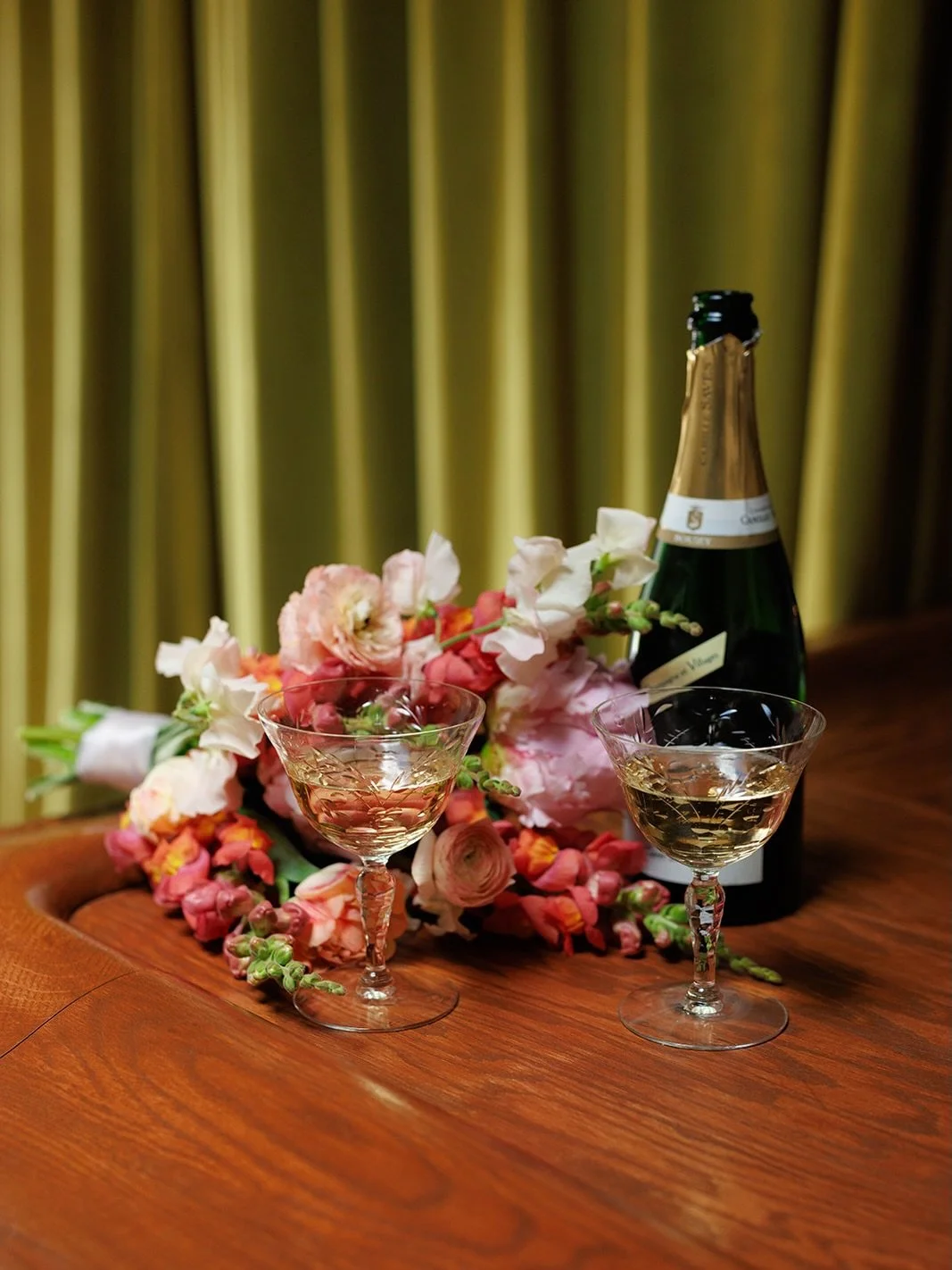 What &ldquo;you can plan your elopement in an afternoon&rdquo; really looks like. Flowers, Champagne, and a professional photographer waiting for you at your appointment. Leave logistics to us, keep all the ease + fun for you 💕 

Pictured: 
A + G&rs
