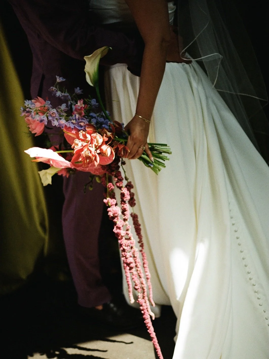 A + M got married on their 5-year anniversary, which makes this my favorite Wednesday wedding ever. Lots more to share but first we gotta take a moment for these flowers! Oh my SPRING! 

💐 @rococofloralco 
📸 @violetcristinaphoto